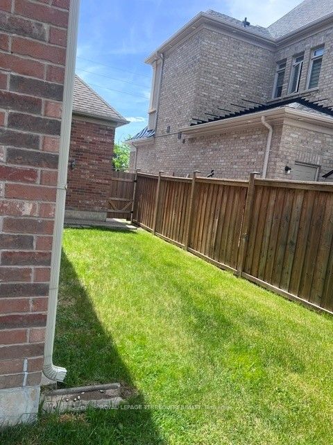 19 Black Diamond Crescent Property Photo 39