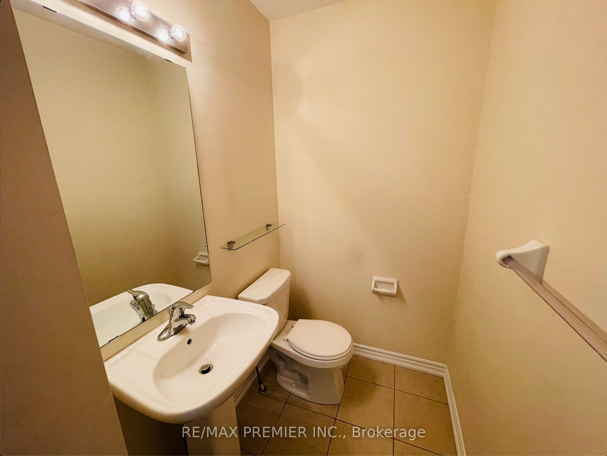 32 Shiff Crescent Property Photo 13
