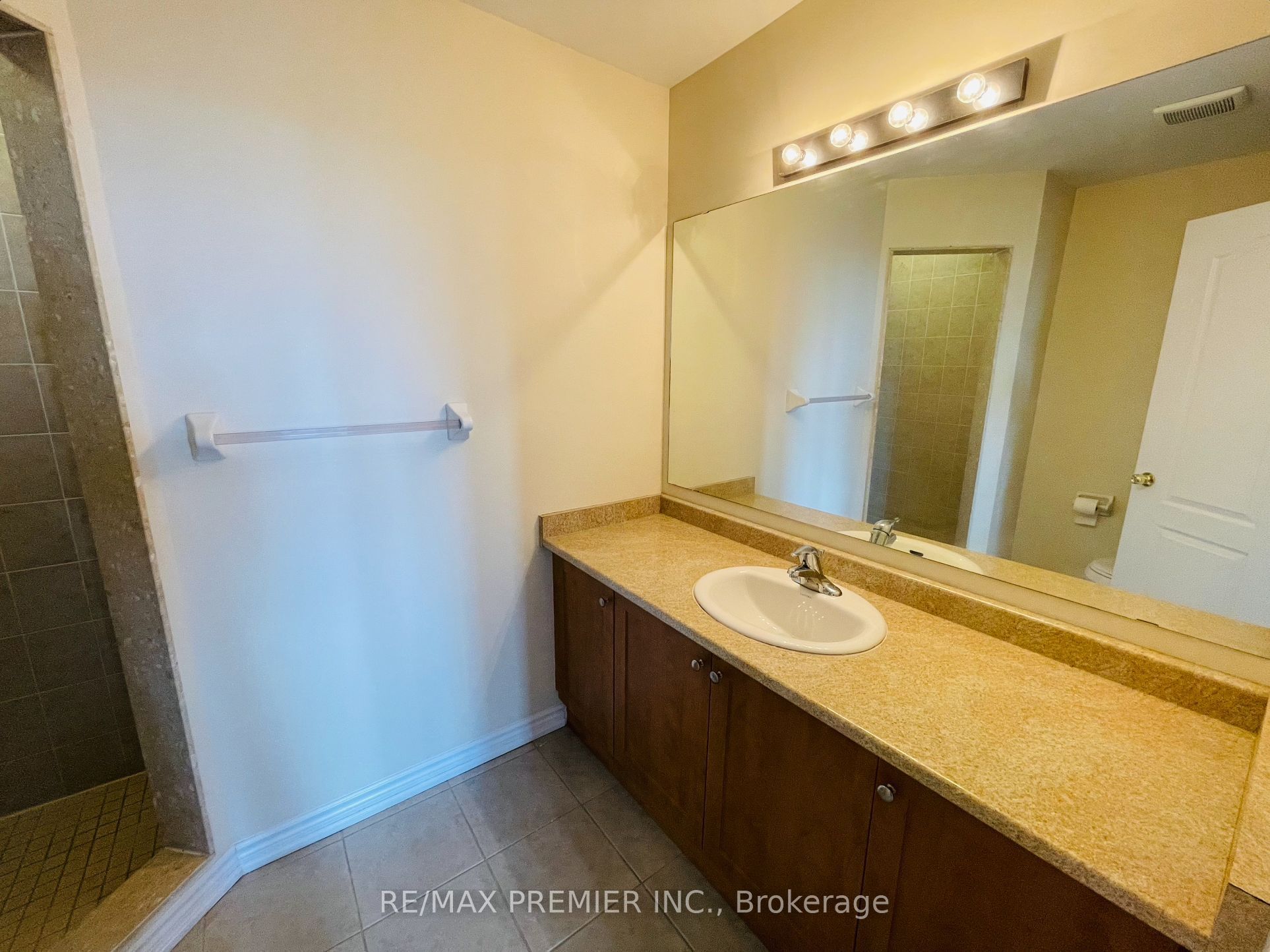 32 Shiff Crescent Property Photo 17