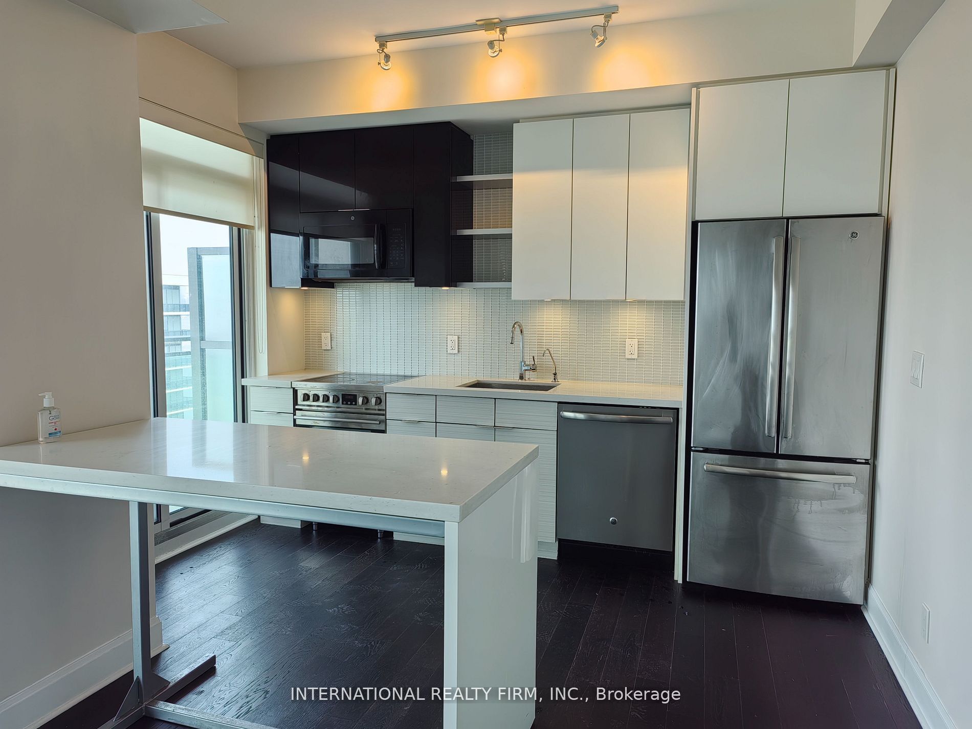 33 Shore Breeze Drive 1608 Property Photo 8