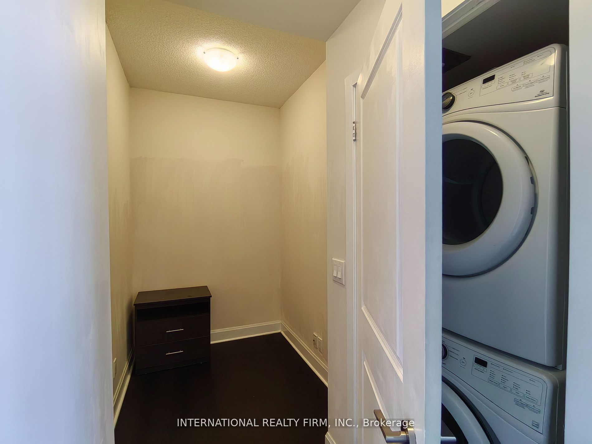 33 Shore Breeze Drive 1608 Property Photo 11