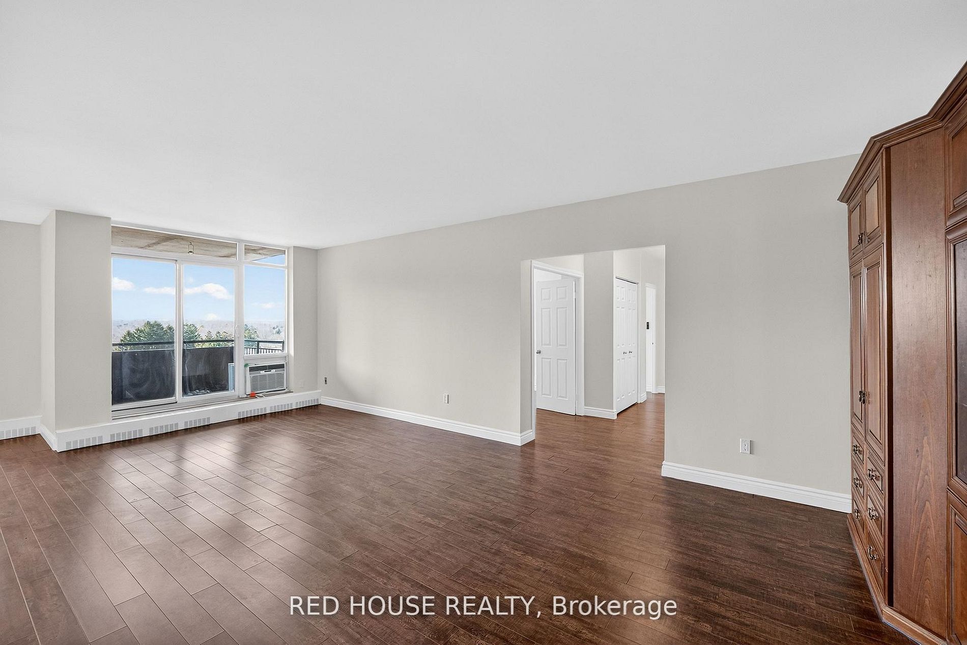 5250 Lakeshore Road 809 Property Photo 6