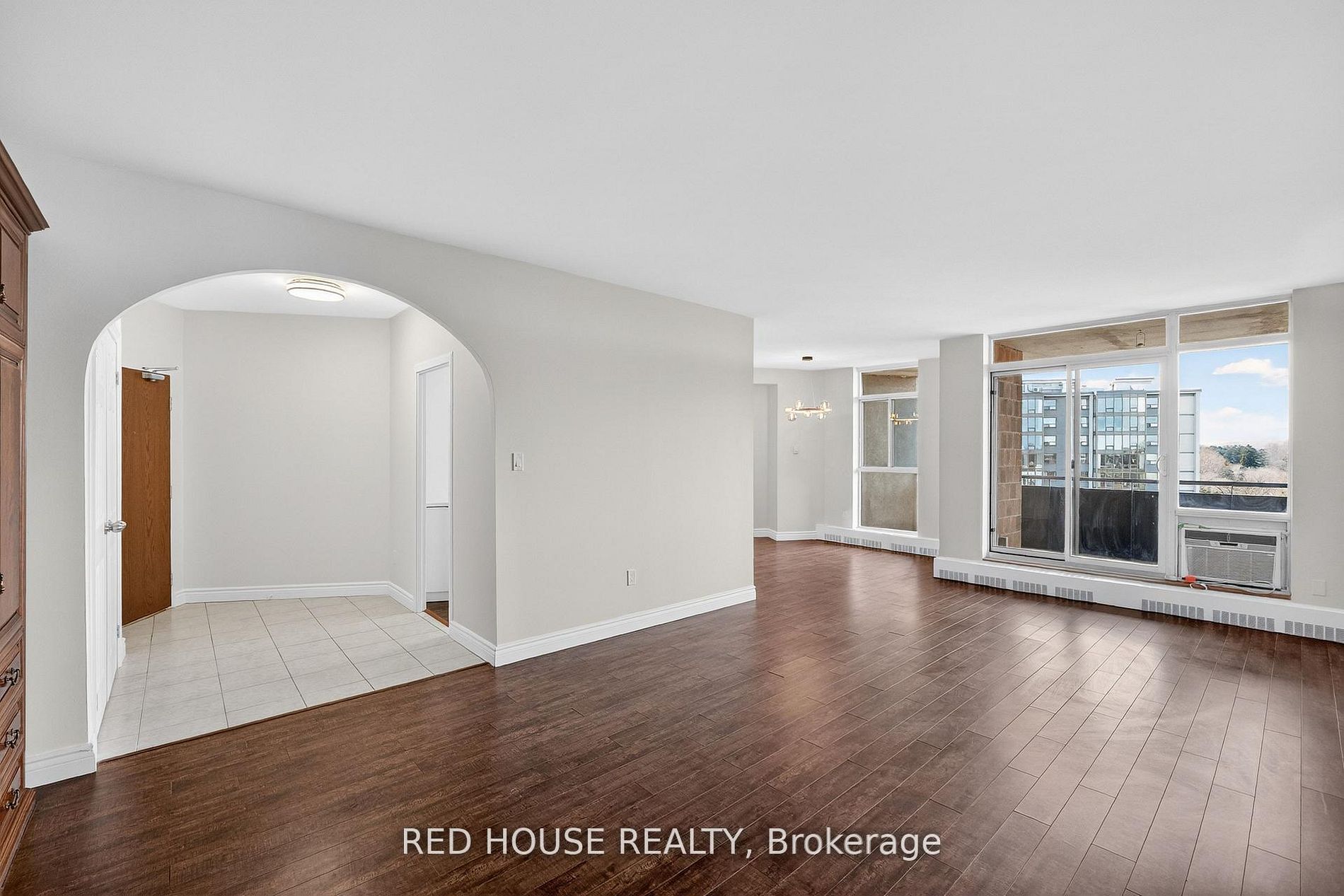 5250 Lakeshore Road 809 Property Photo 8