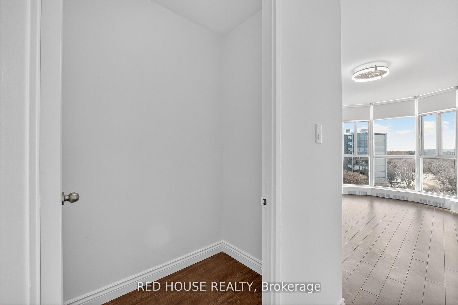 5250 Lakeshore Road 809 Property Photo 25