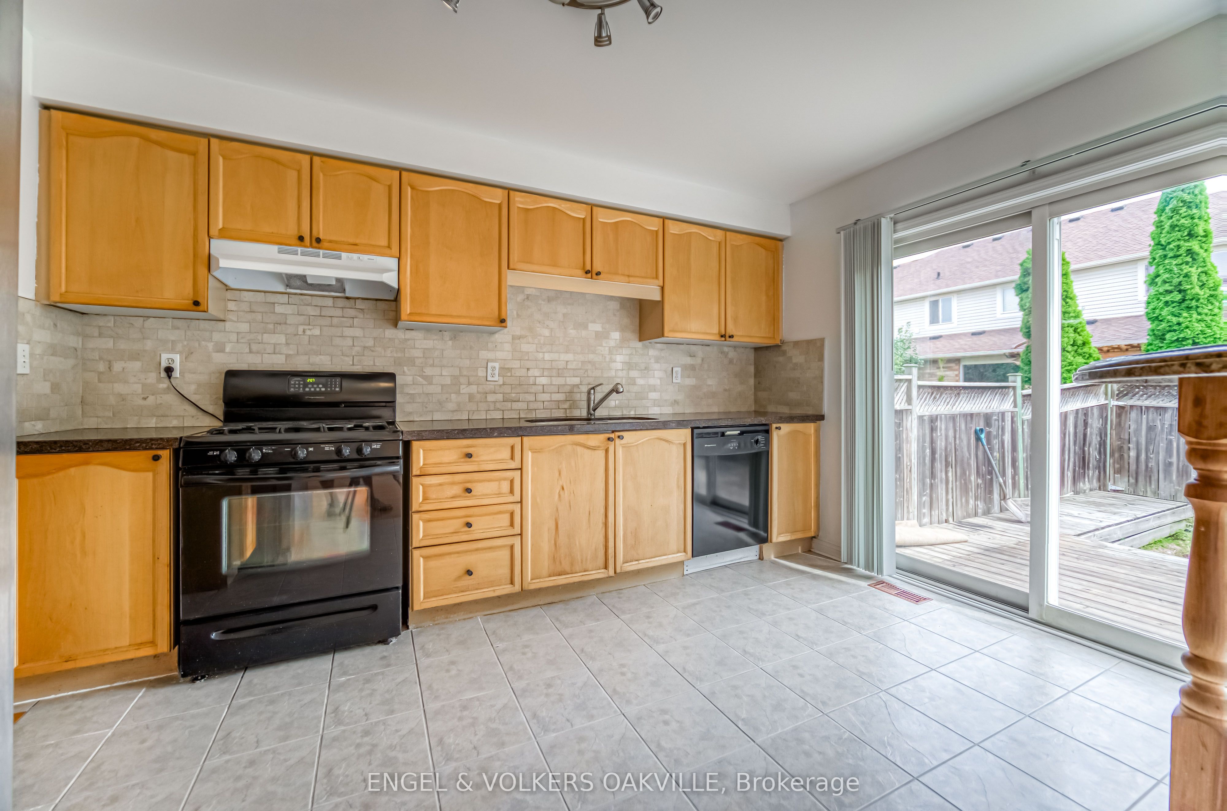 1121 Barclay Circle Property Photo 4