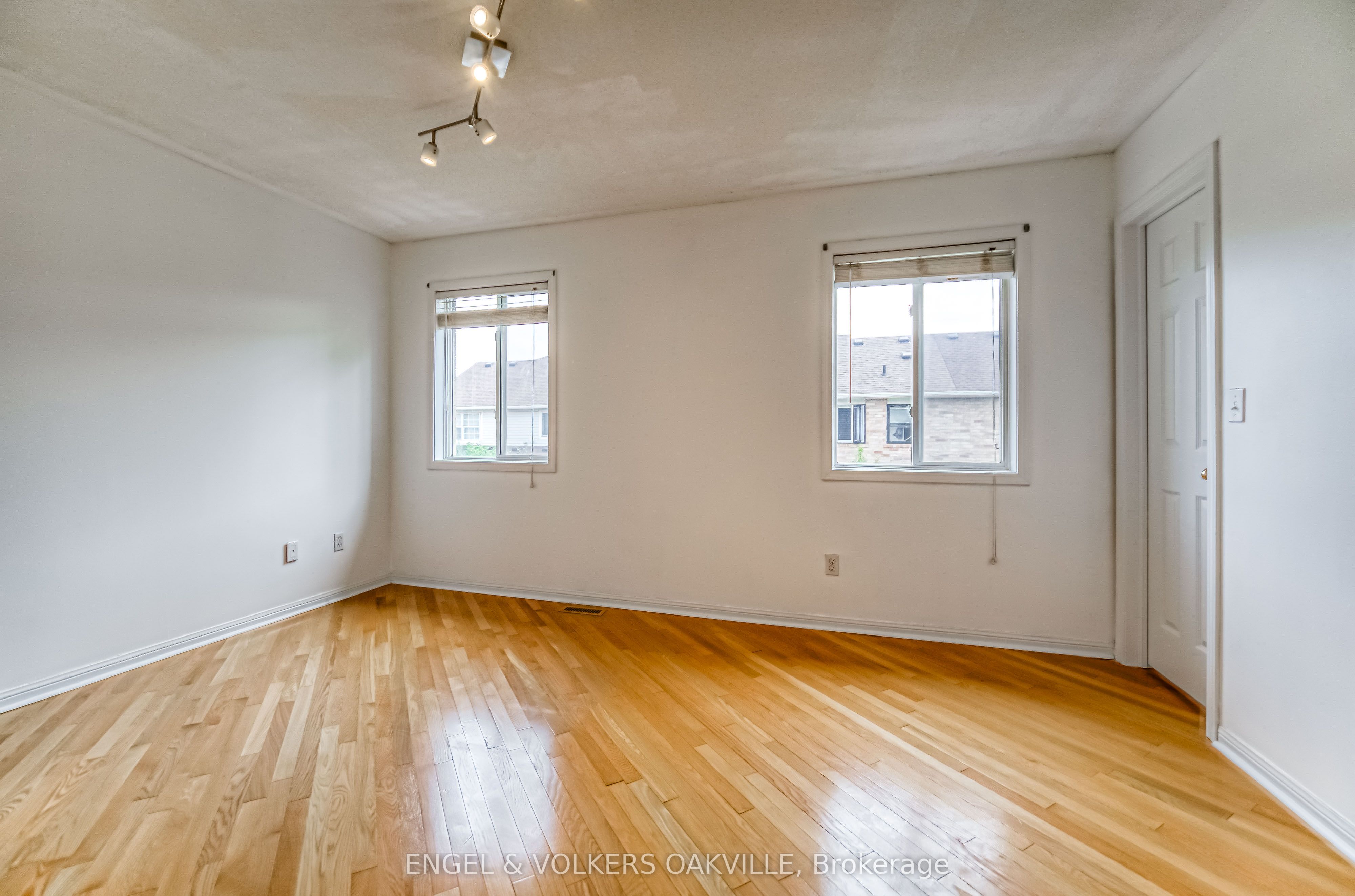 1121 Barclay Circle Property Photo 8