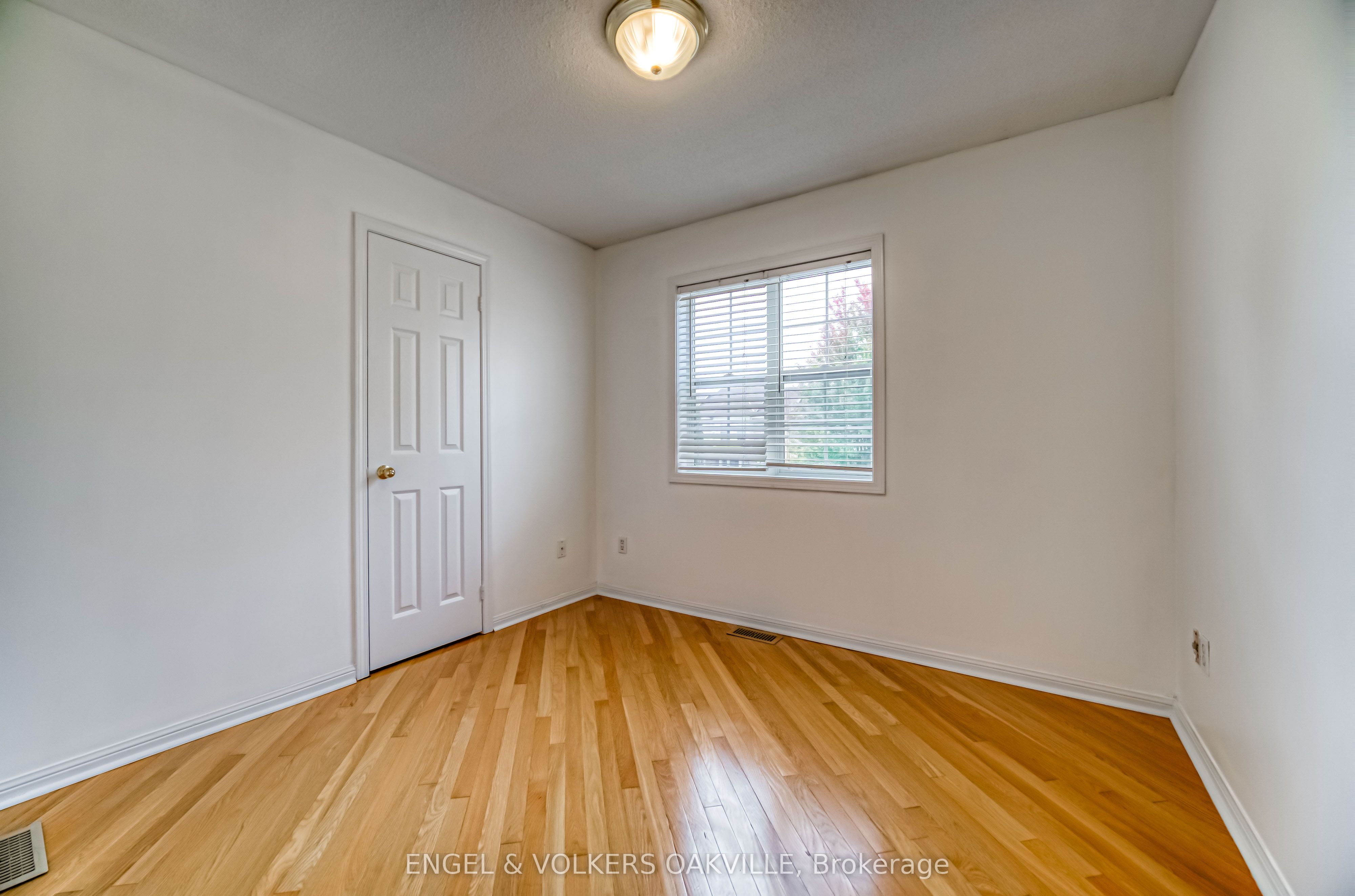 1121 Barclay Circle Property Photo 10