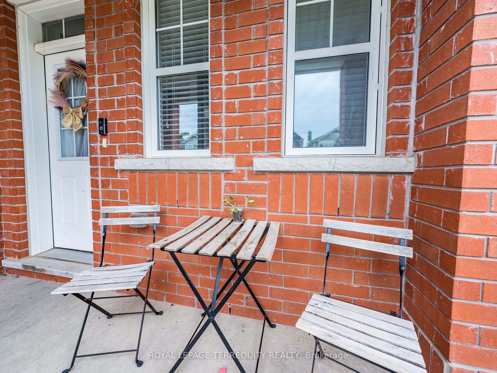 903 Penson Crescent Property Photo 2
