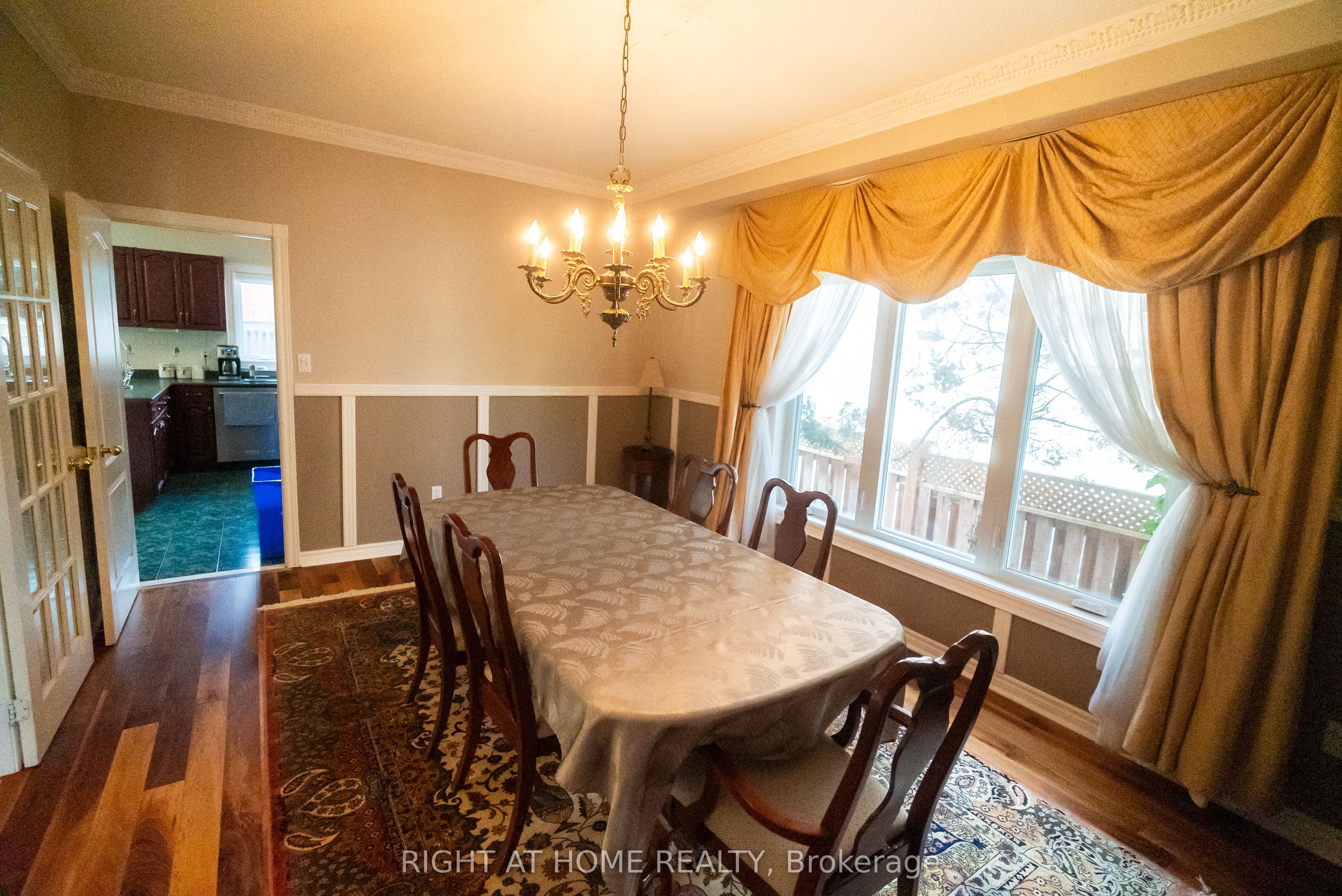 2427 Erin Centre Boulevard Property Photo 5