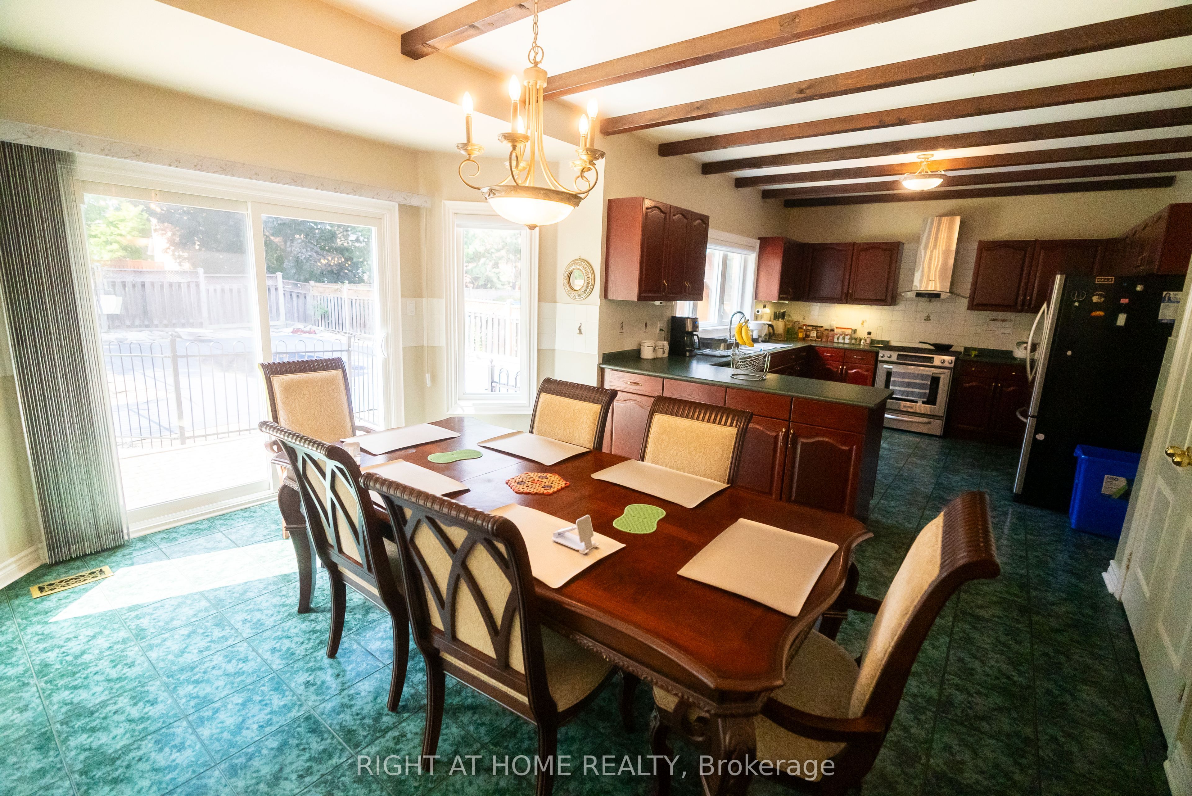 2427 Erin Centre Boulevard Property Photo 6
