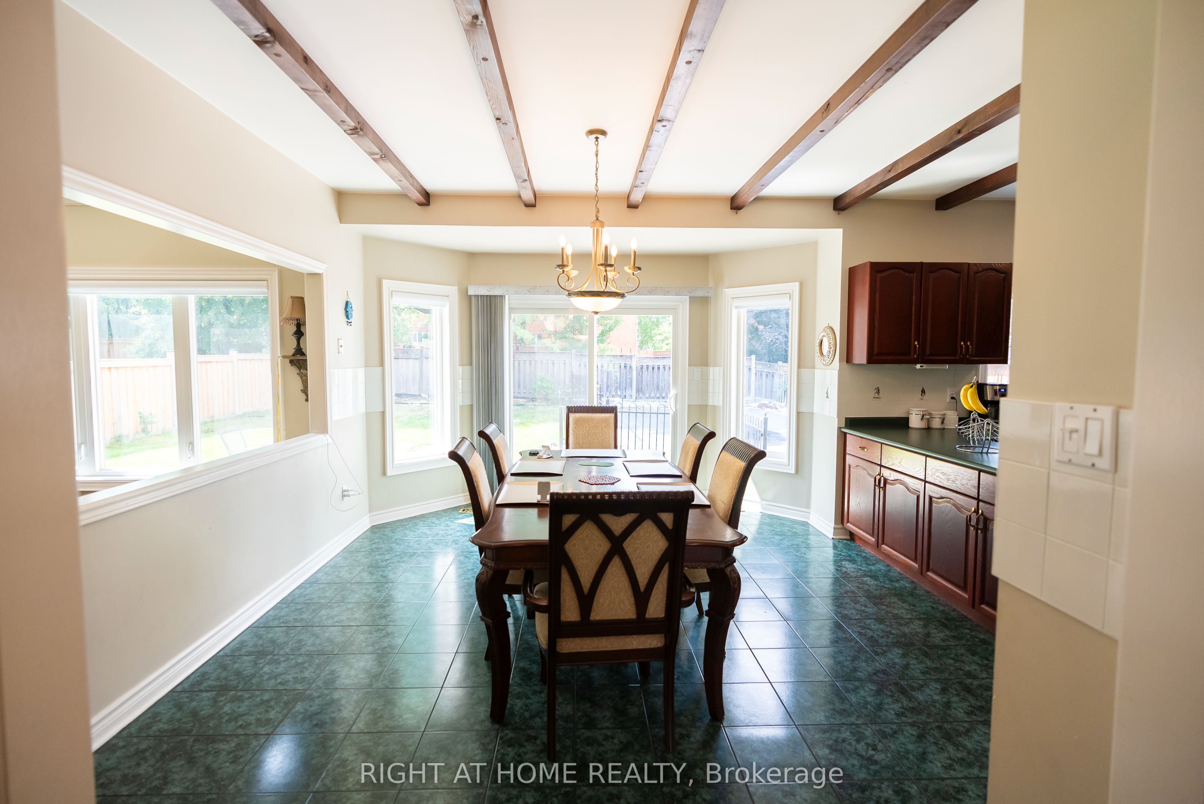 2427 Erin Centre Boulevard Property Photo 7