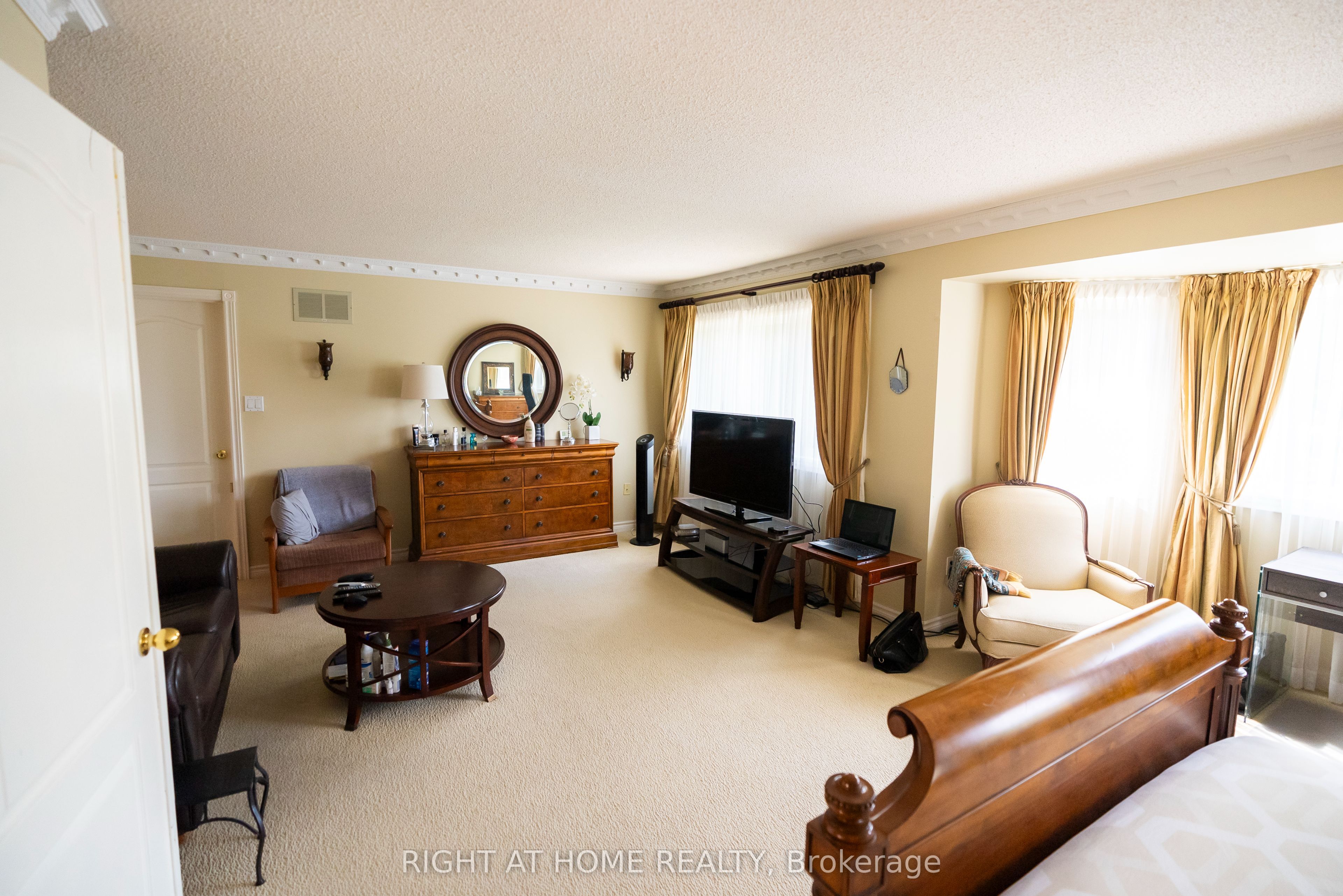 2427 Erin Centre Boulevard Property Photo 14