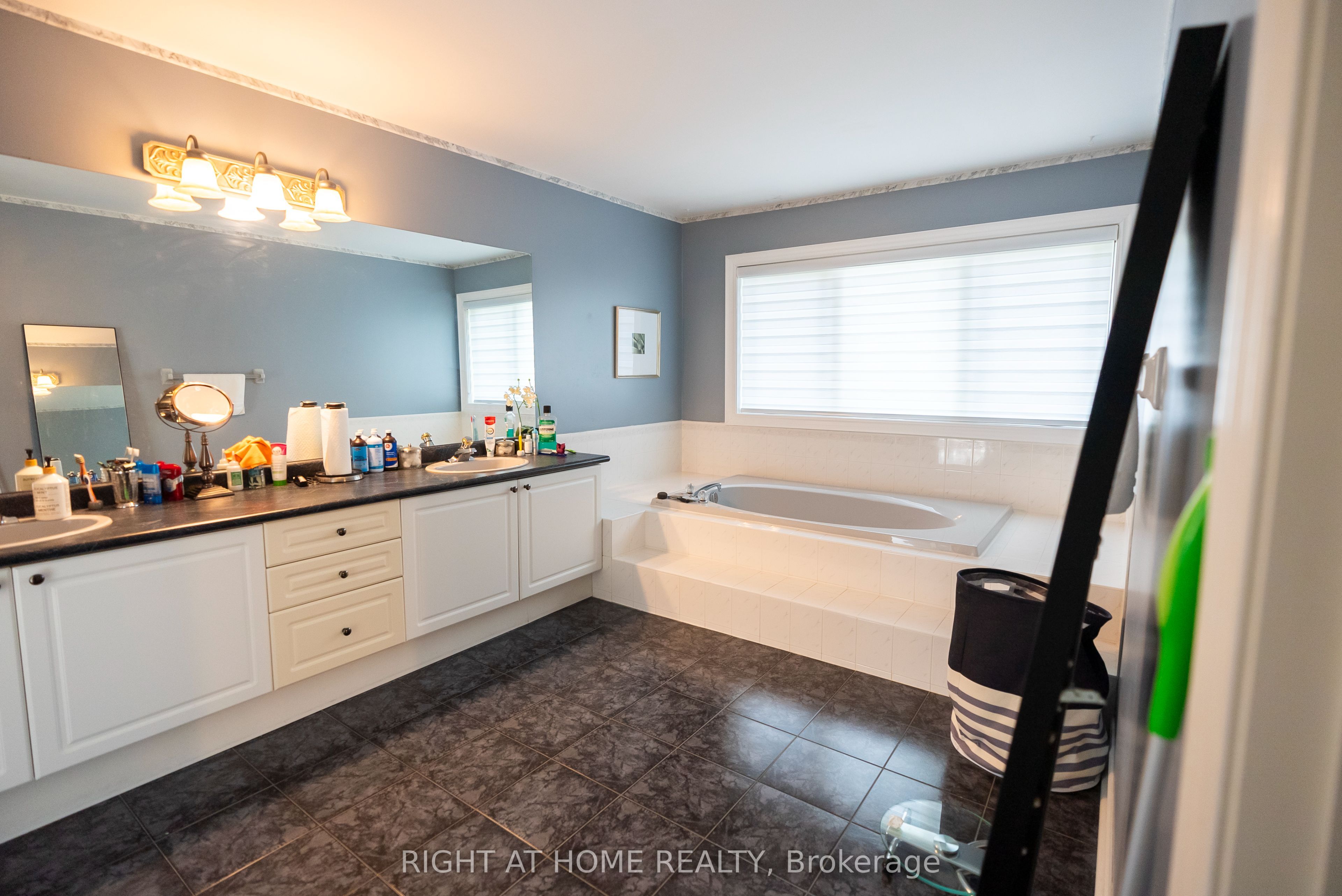 2427 Erin Centre Boulevard Property Photo 17