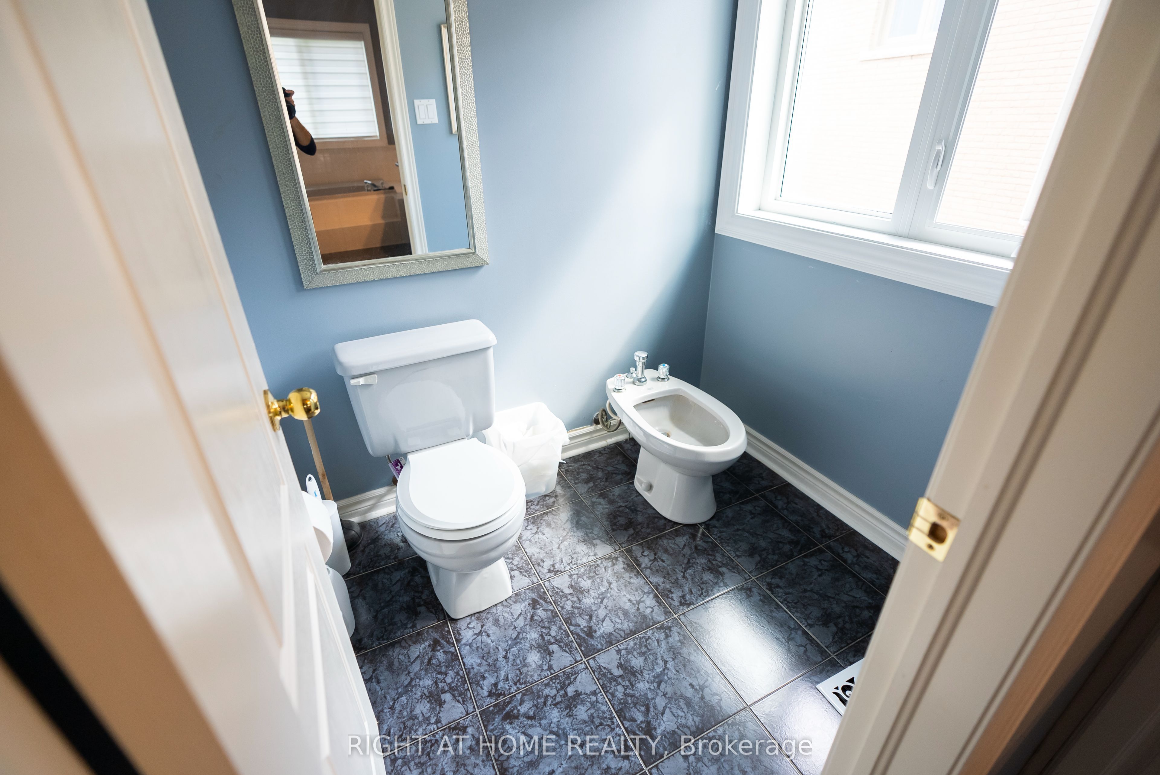 2427 Erin Centre Boulevard Property Photo 18