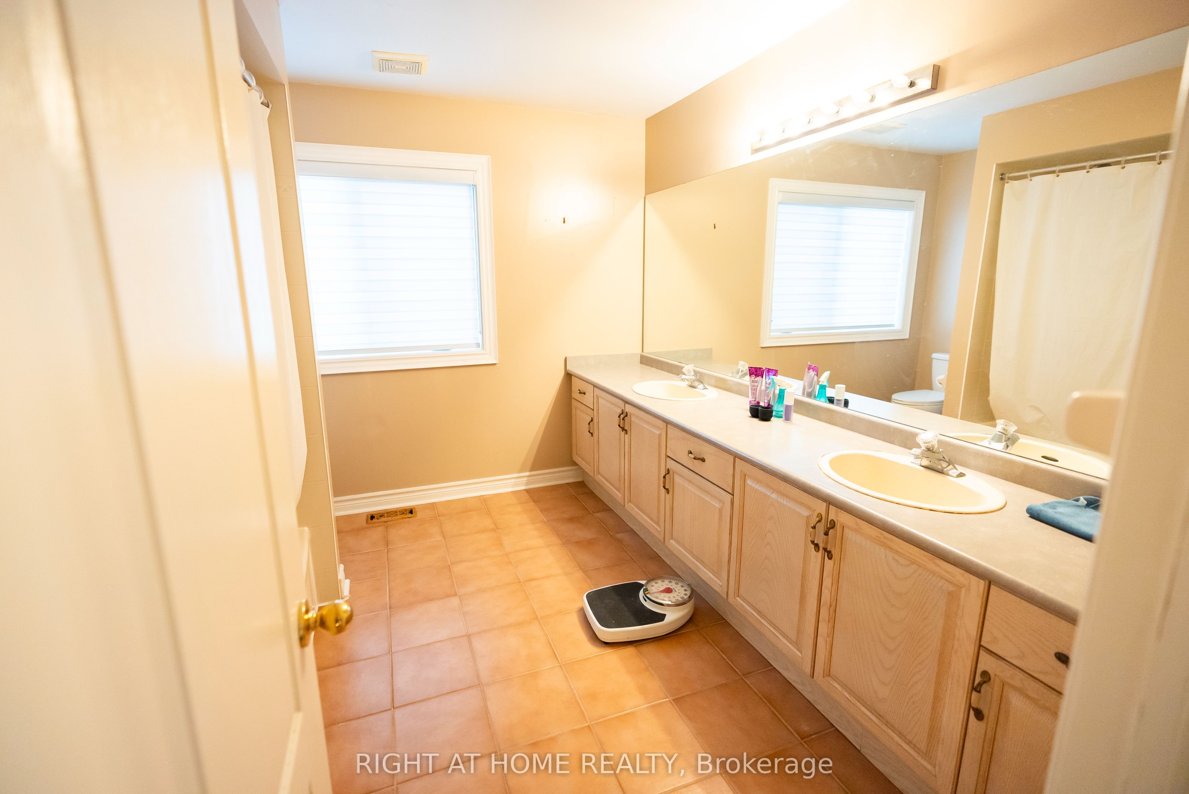 2427 Erin Centre Boulevard Property Photo 22