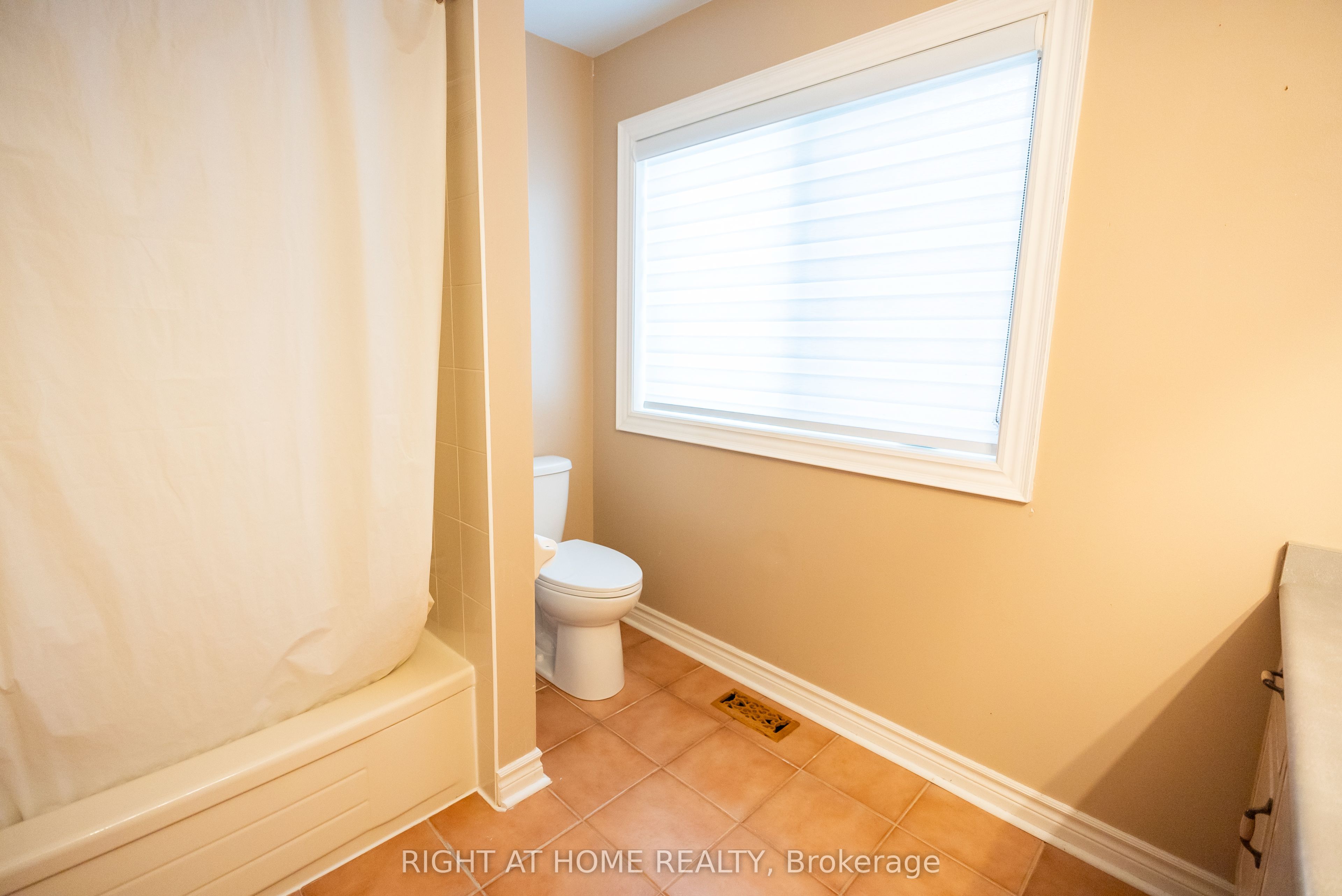 2427 Erin Centre Boulevard Property Photo 23