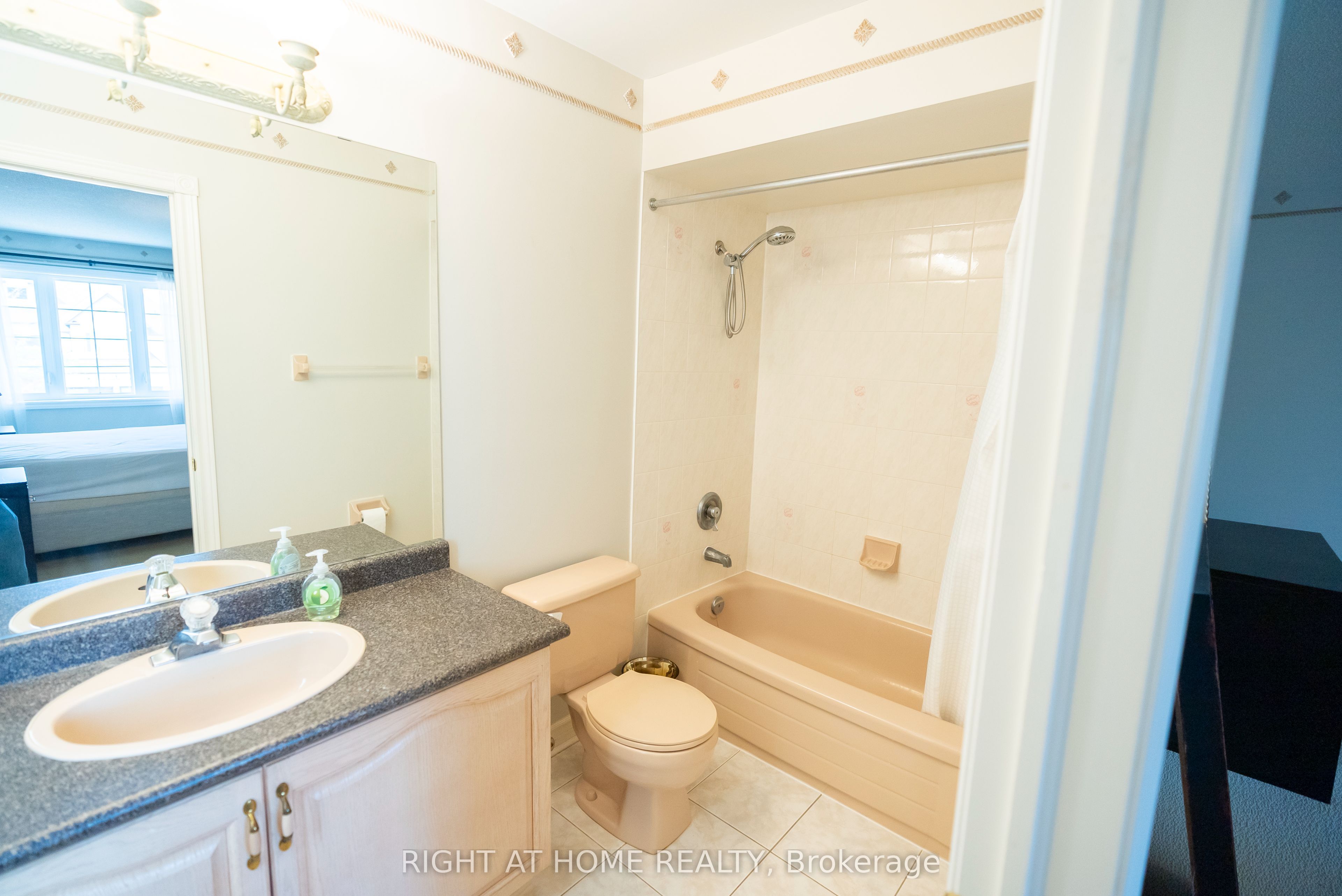 2427 Erin Centre Boulevard Property Photo 31