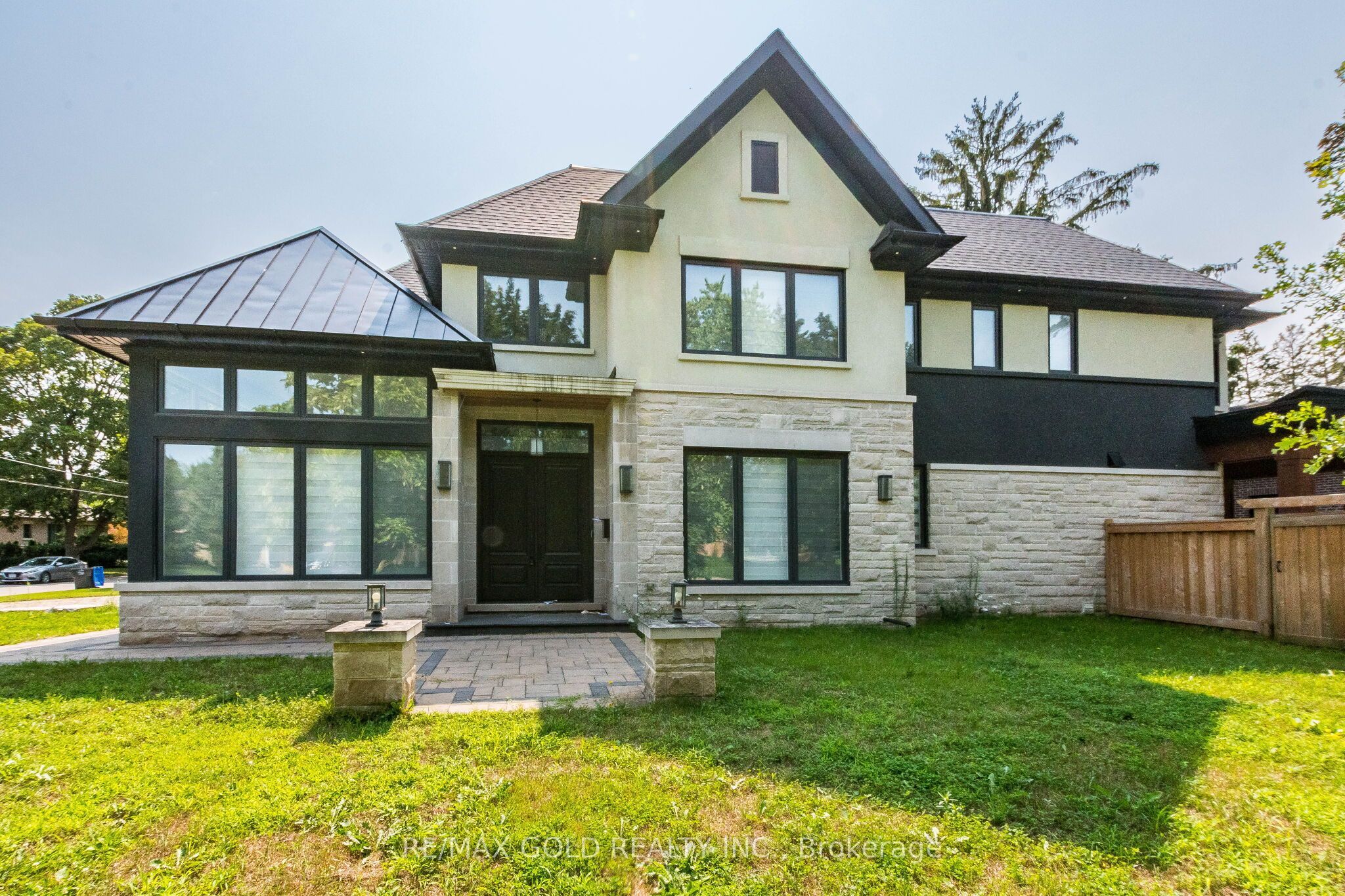 550 Vanessa Crescent Property Photo 1