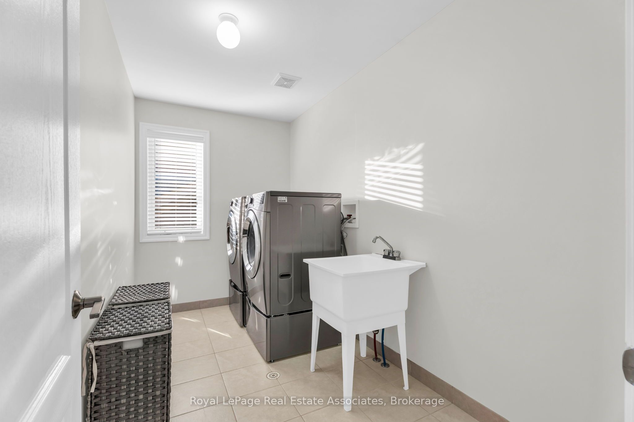 879 Etherington Way Property Photo 34