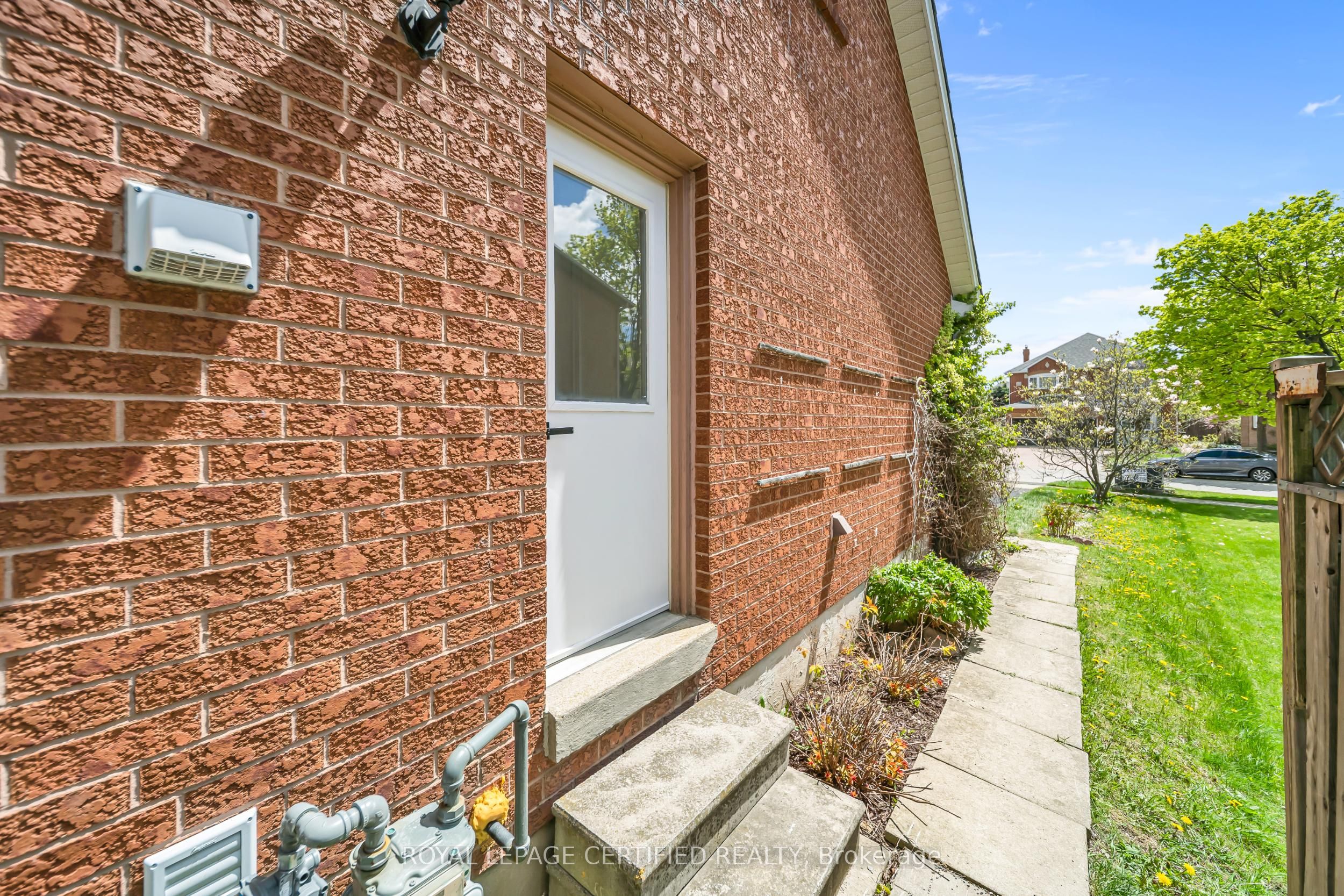 5016 Natkarni Crescent Lower Property Photo 2