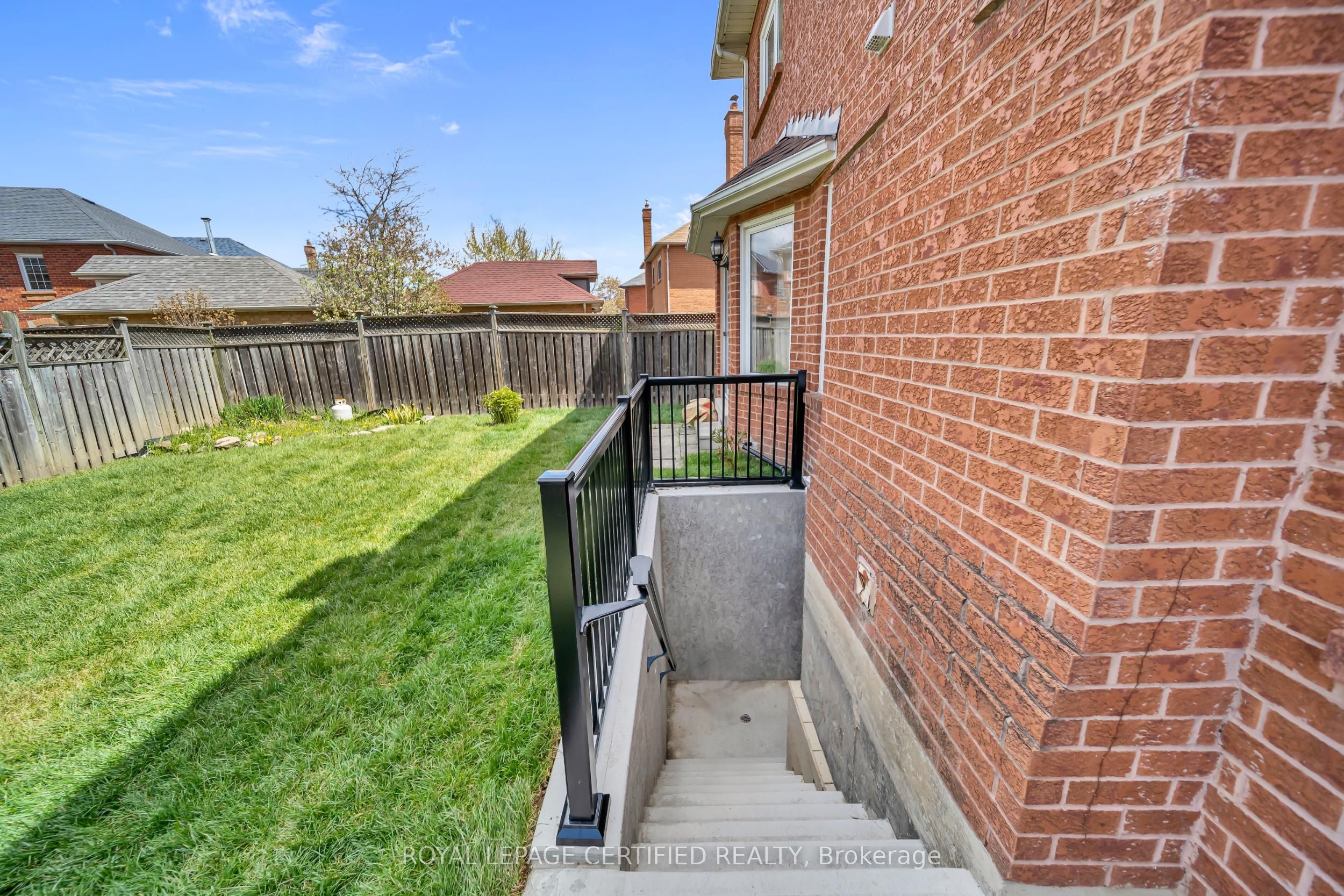 5016 Natkarni Crescent Lower Property Photo 3