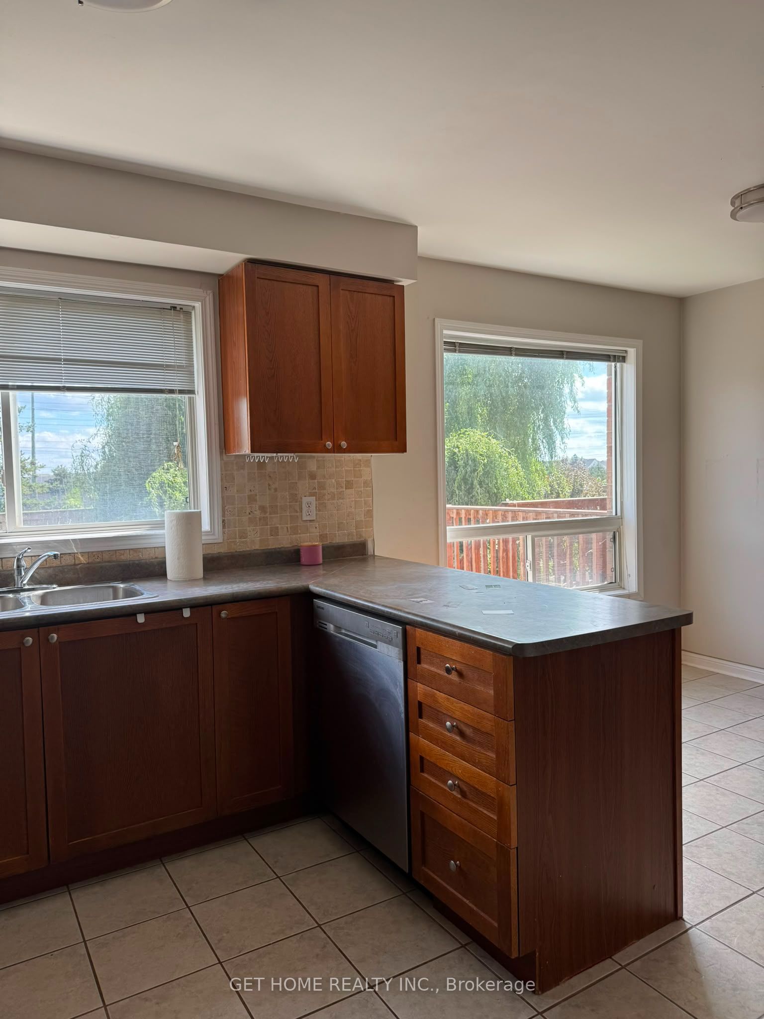76 Dunlop Court Main Property Photo 11