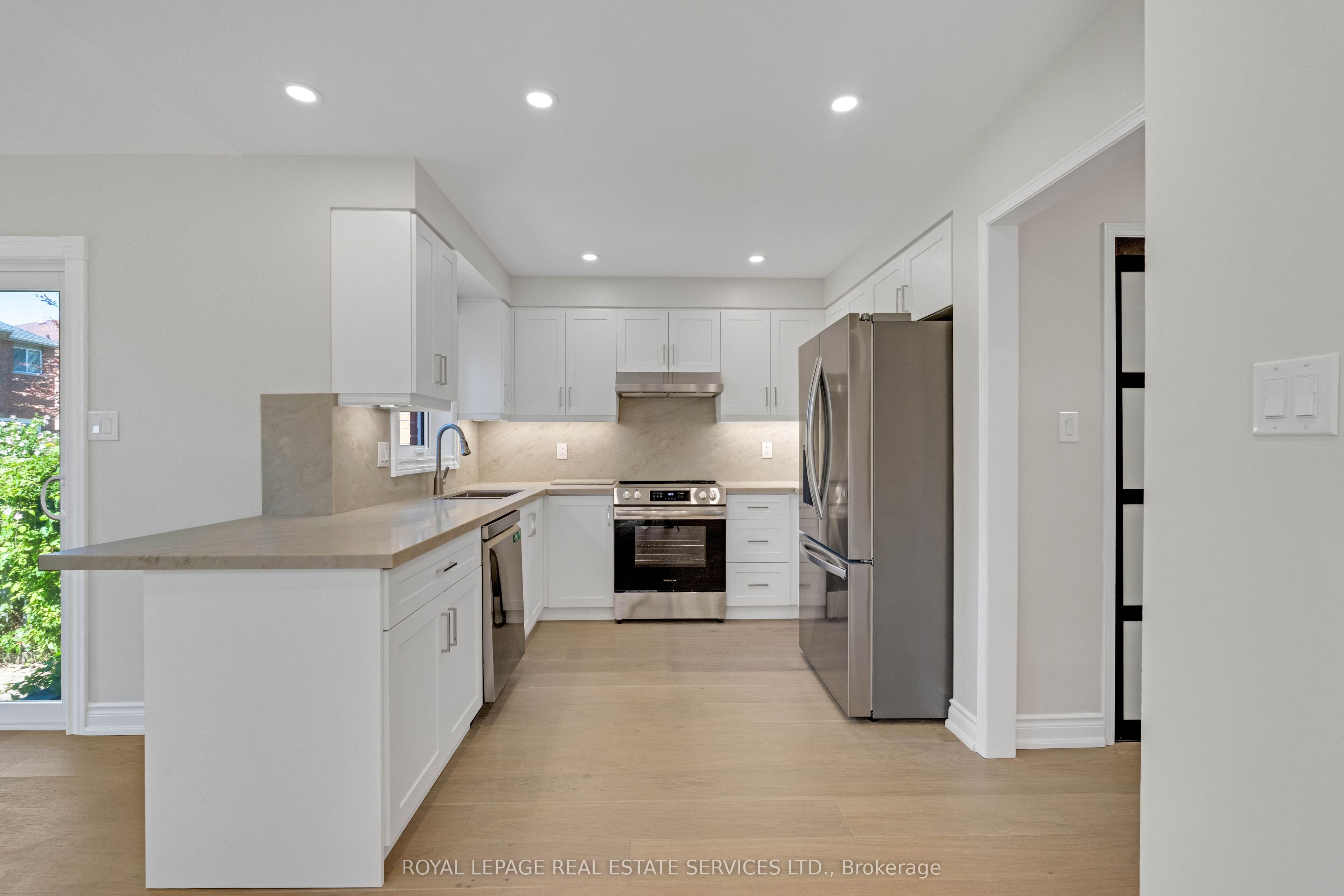 3955 Foxwood Avenue Property Photo 6