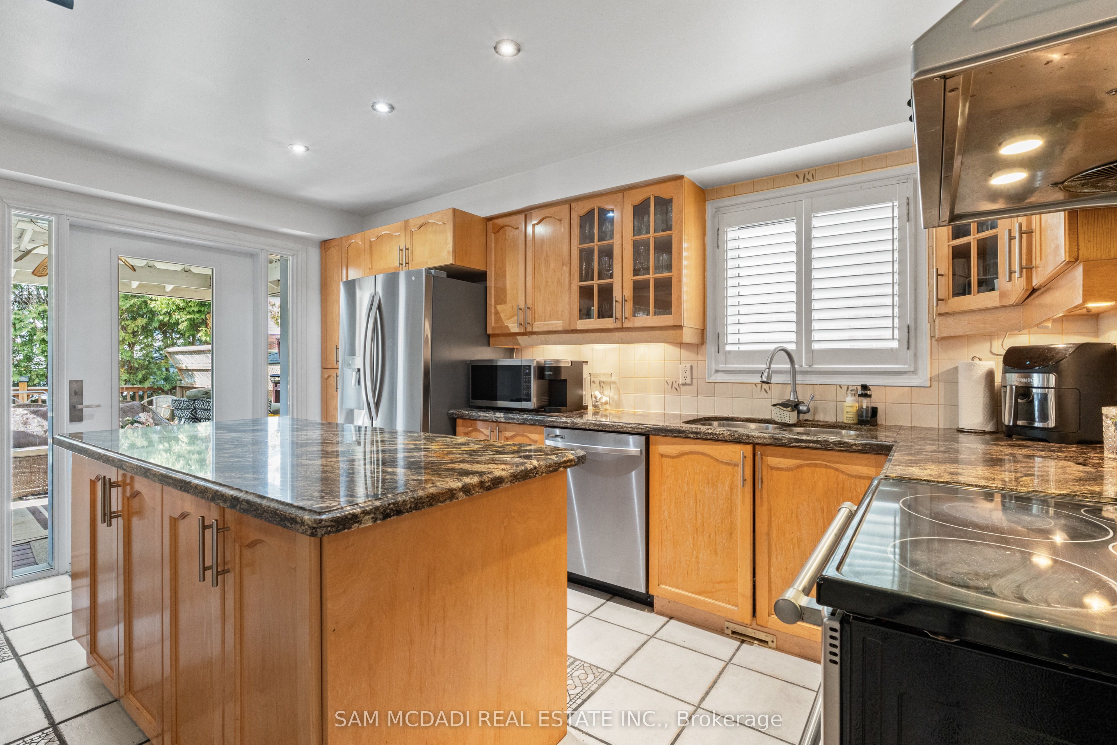 1004 Queensbridge Drive Property Photo 9