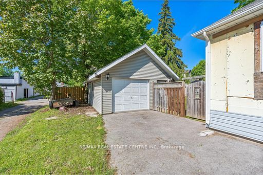 44 Willow Street S Property Photo 25