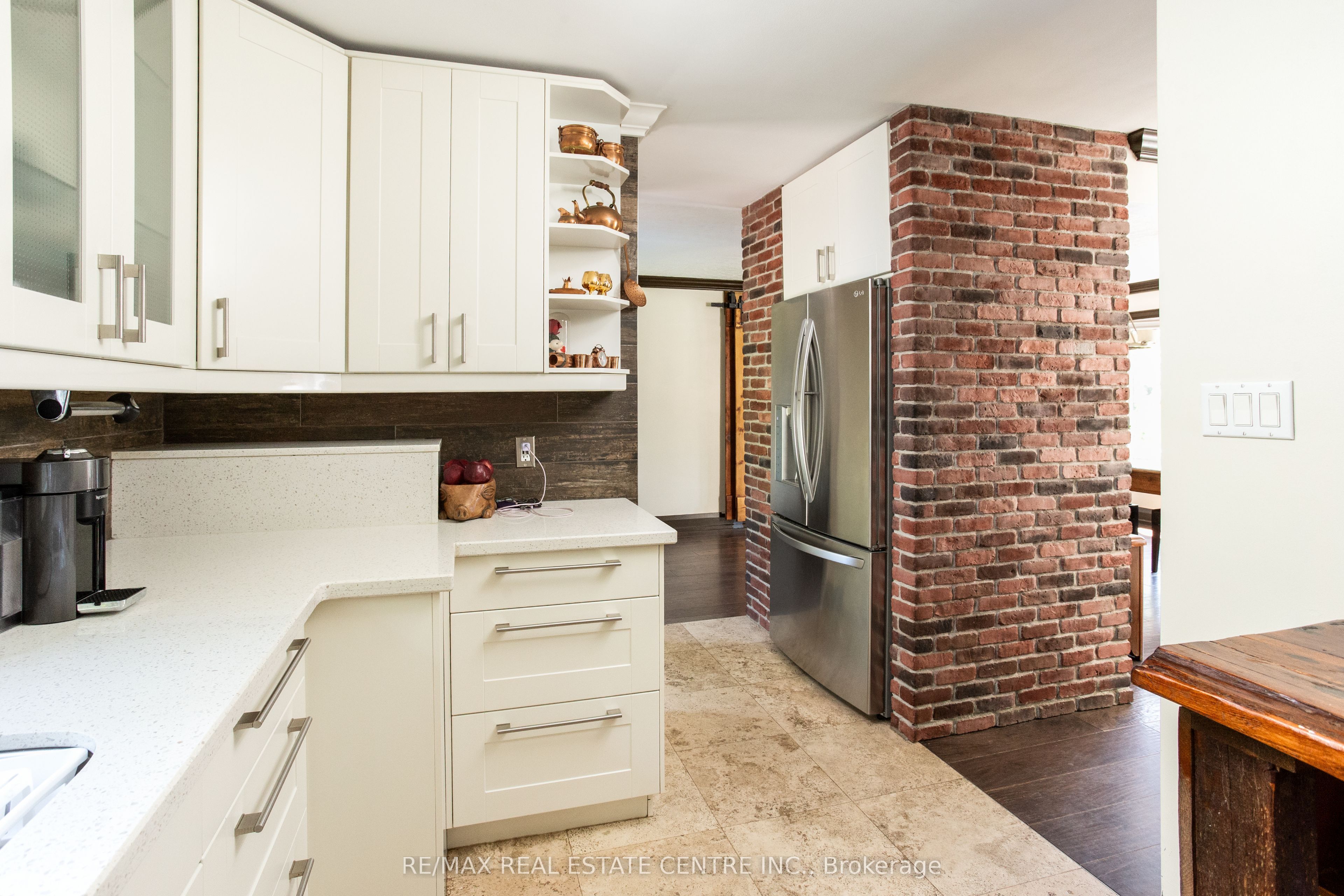 2450 Edenhurst Drive Property Photo 3
