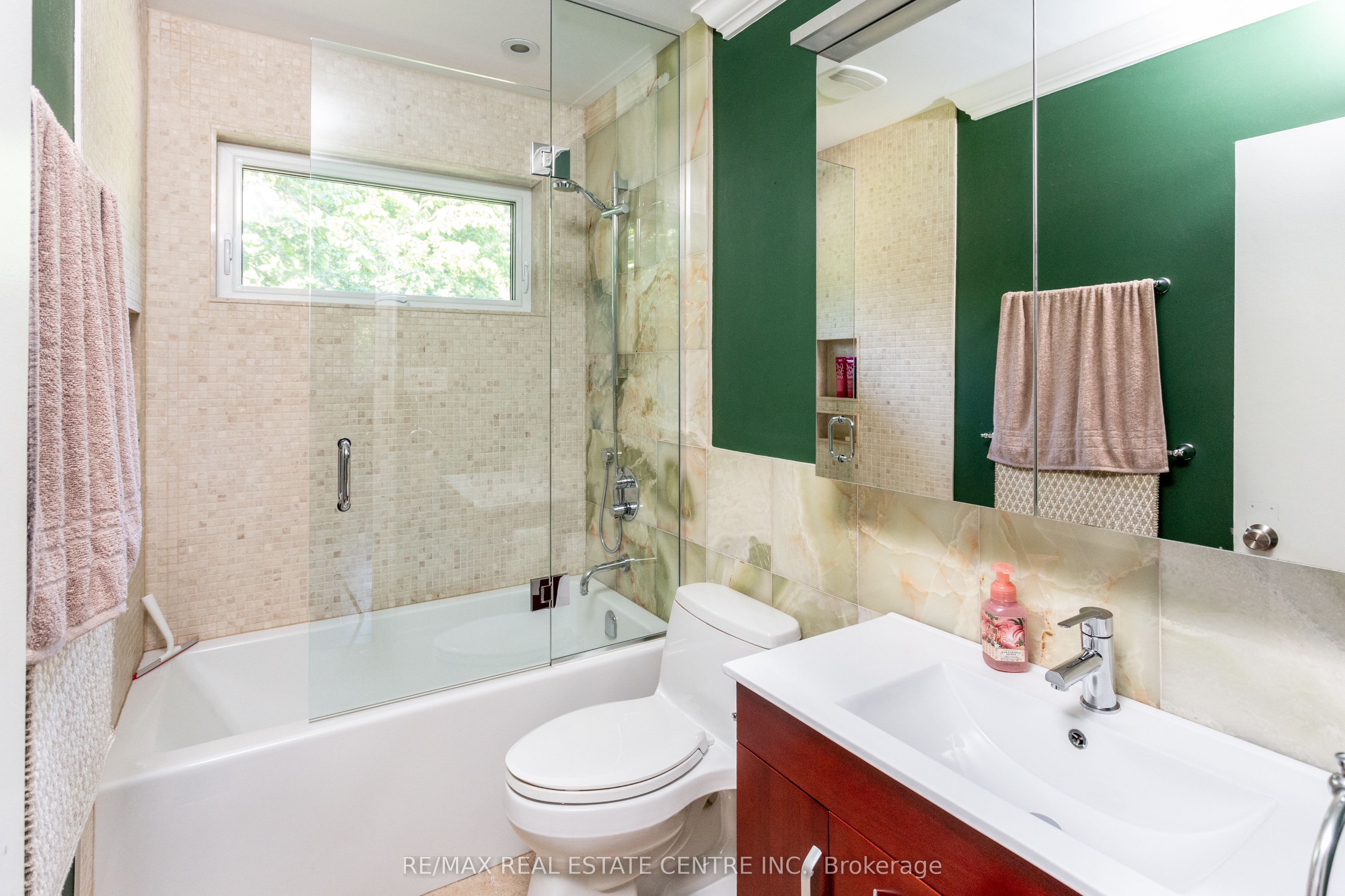 2450 Edenhurst Drive Property Photo 13