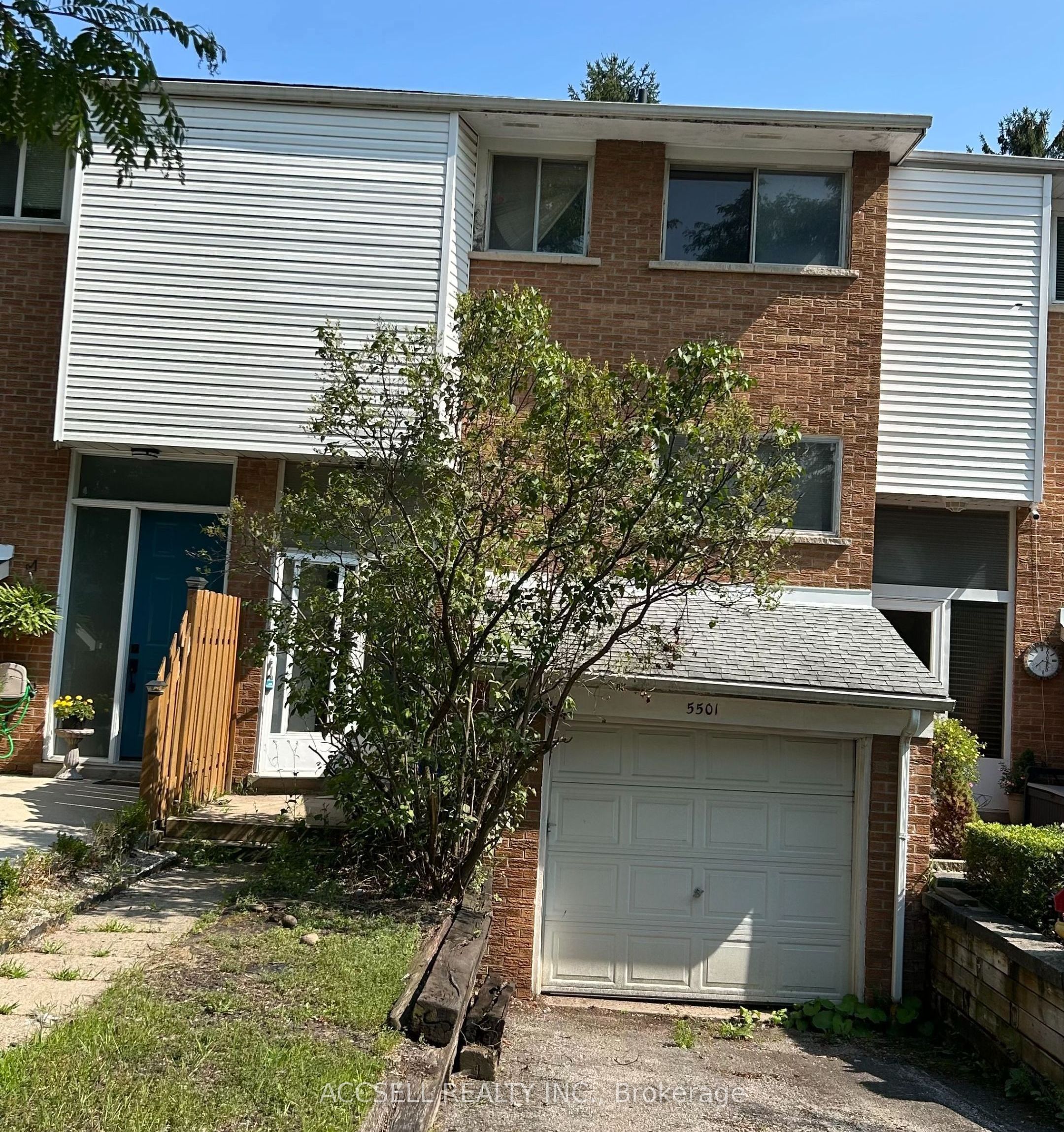 5501 Schueller Crescent Property Photo 1