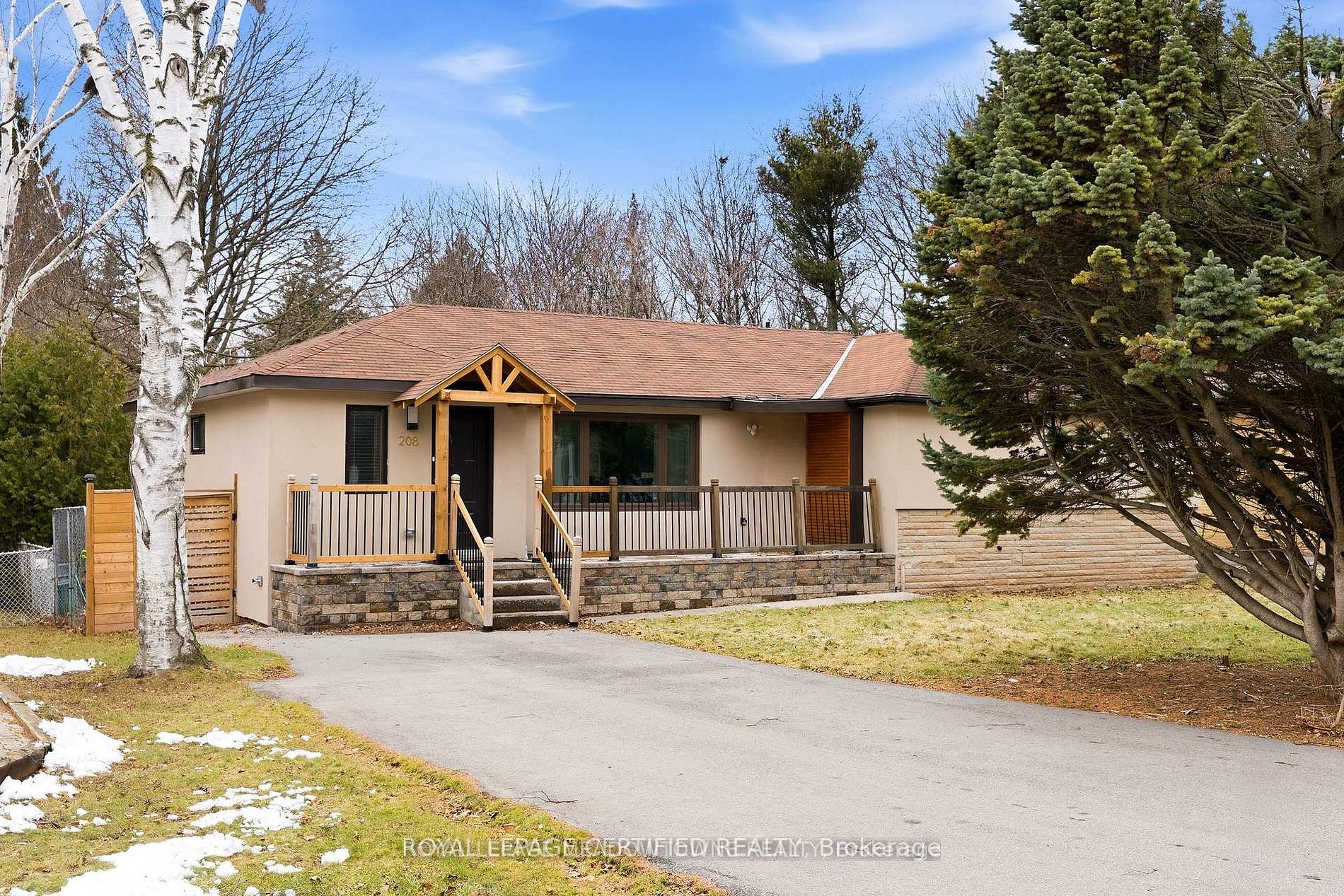 208 Glen Oak Drive Property Photo 2