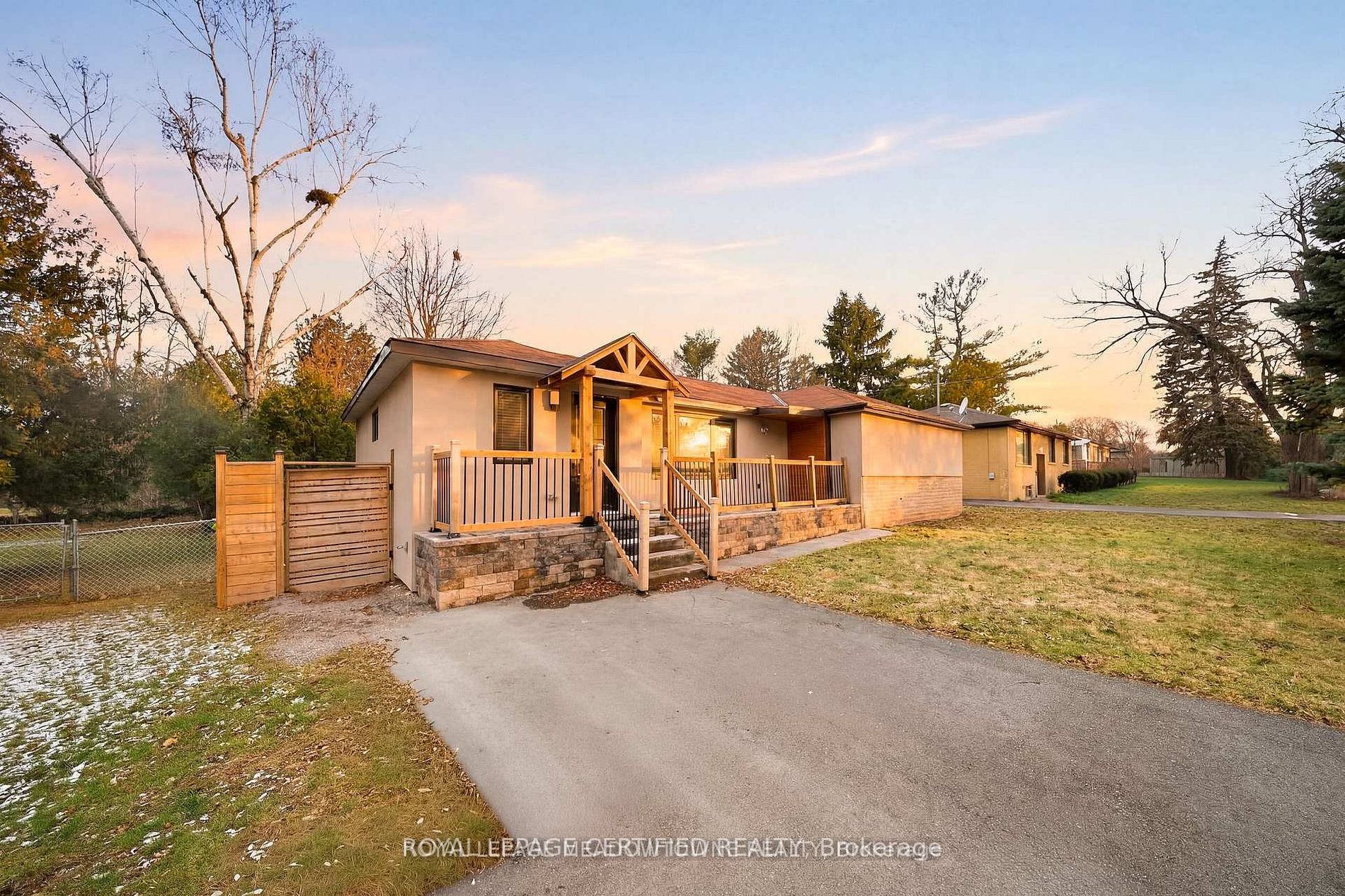 208 Glen Oak Drive Property Photo 3