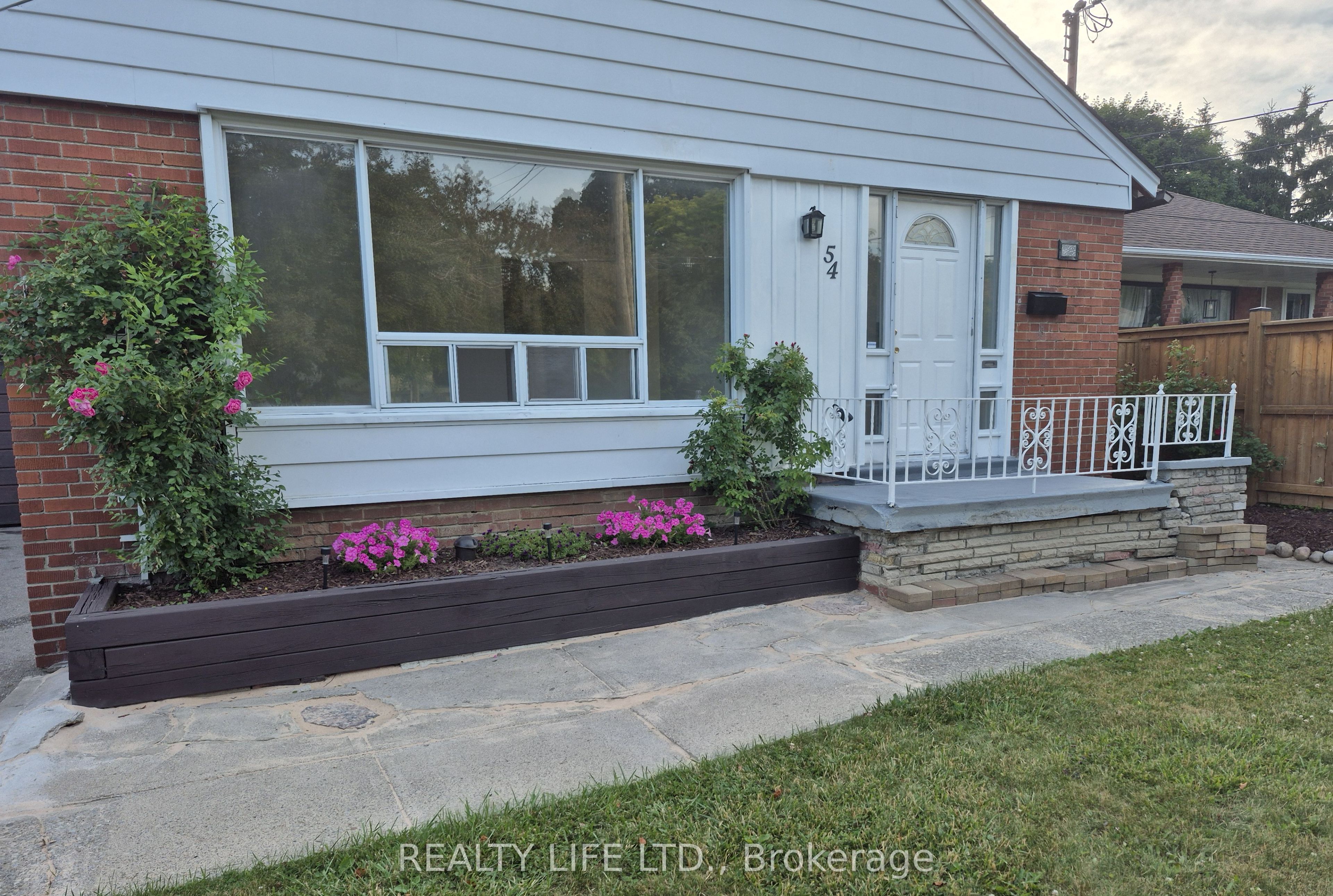 54 Garside Crescent Property Photo 2