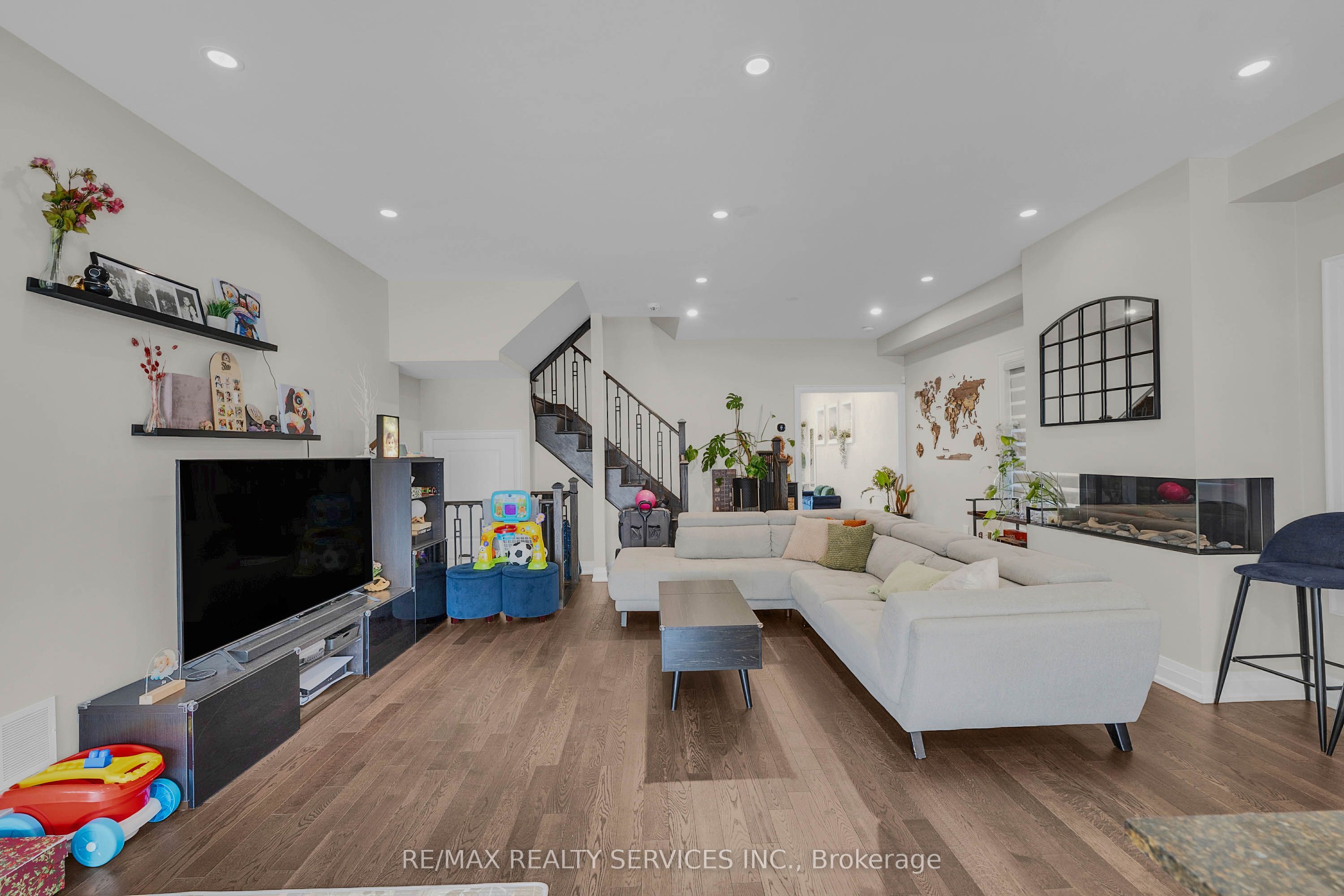 6 Lollard Way Property Photo 8