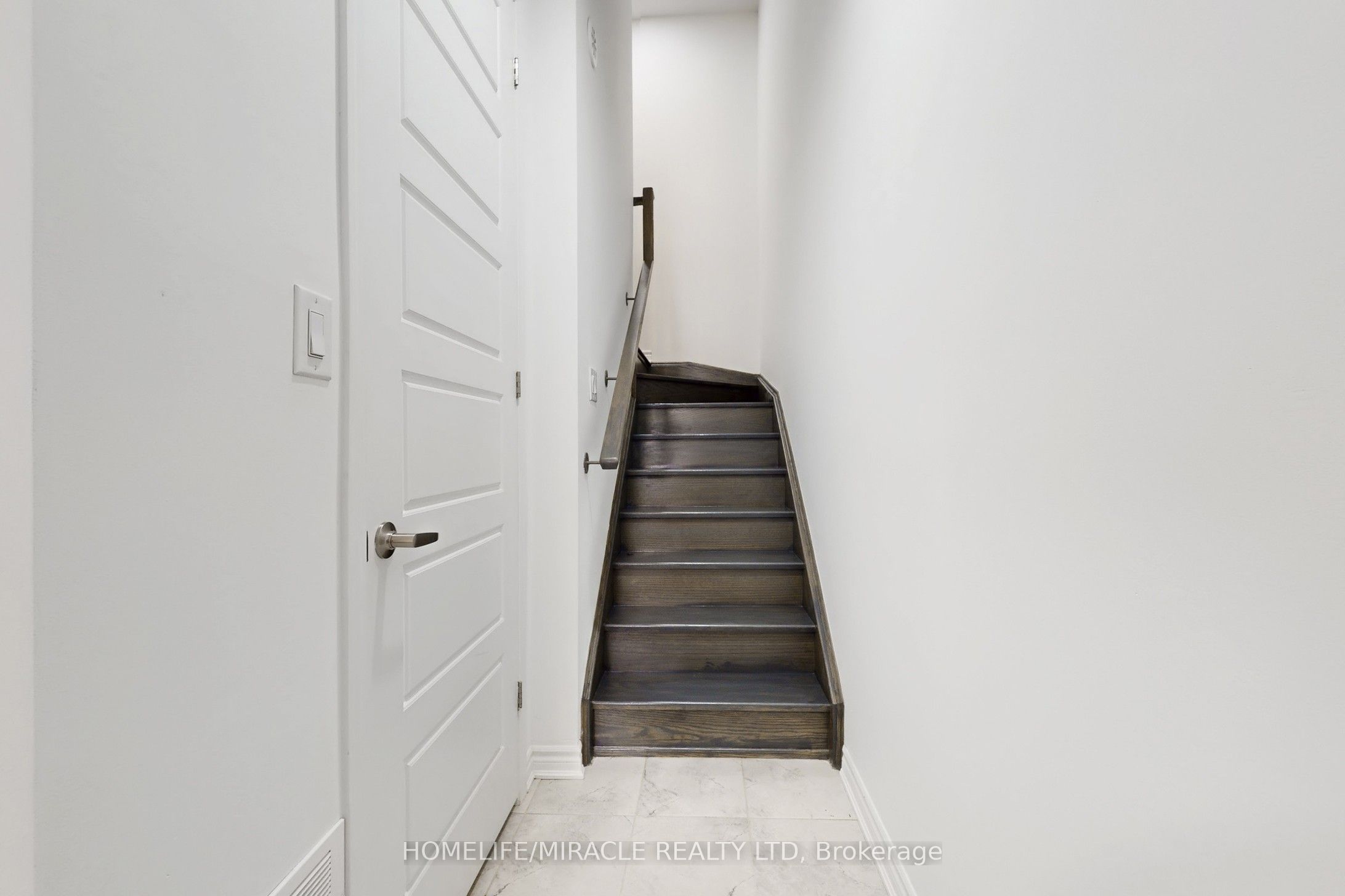 1587 Moira Crescent Property Photo 6