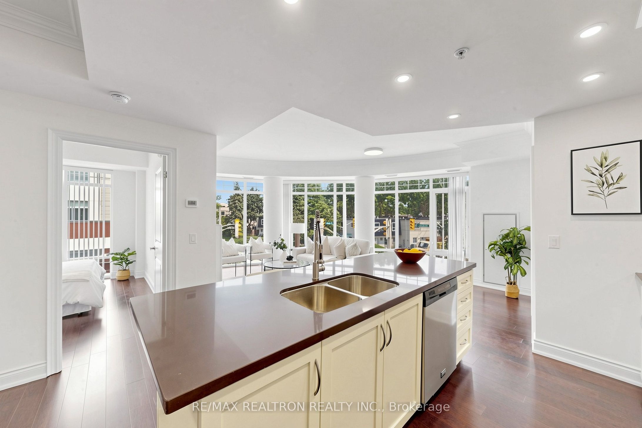 205 Lakeshore Road W 201 Property Photo 14