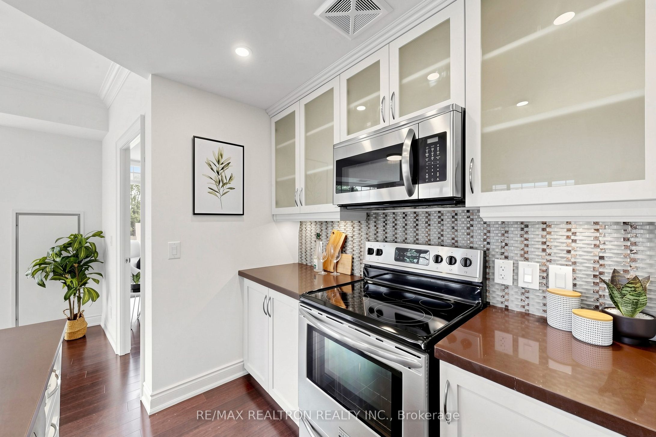205 Lakeshore Road W 201 Property Photo 17