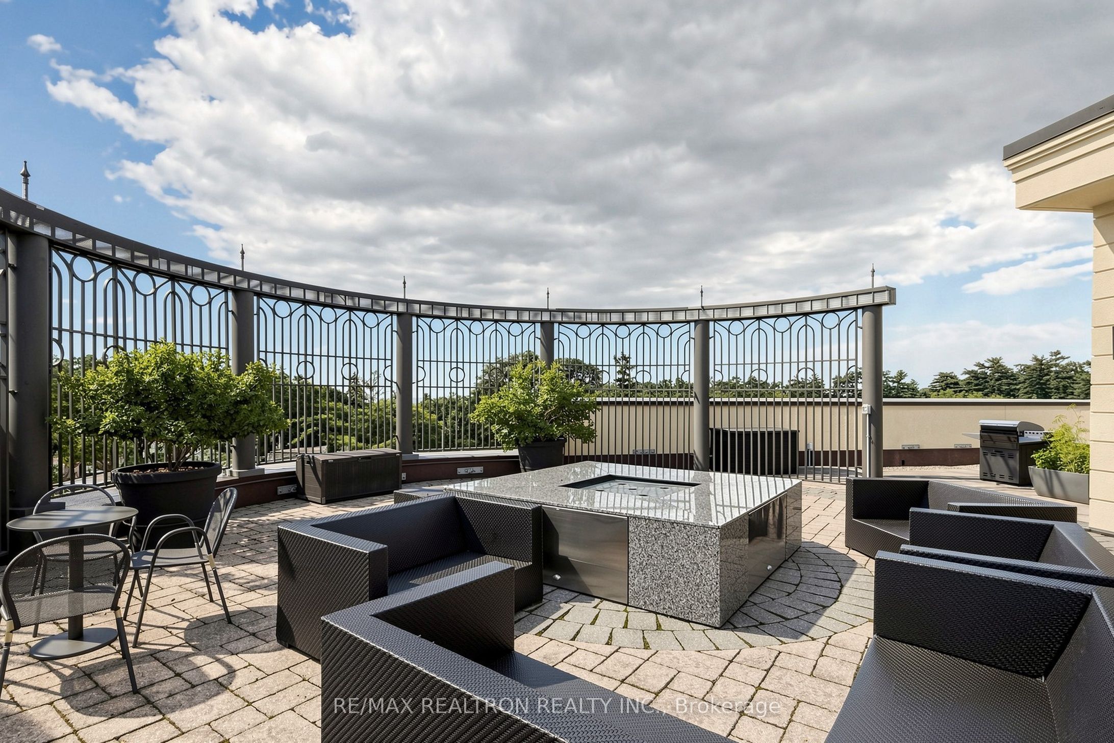 205 Lakeshore Road W 201 Property Photo 46