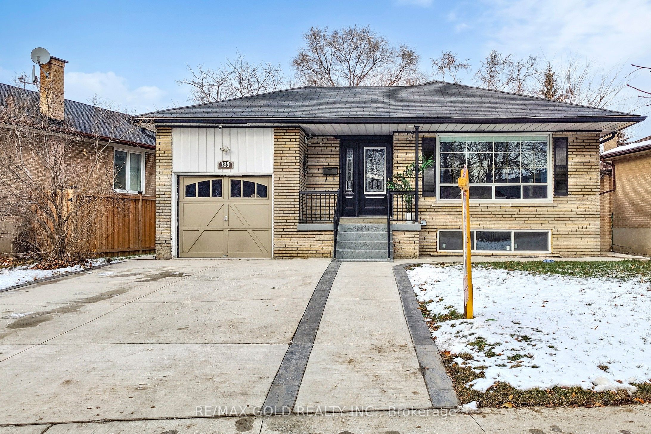 189 Kingsview Boulevard Property Photo 1