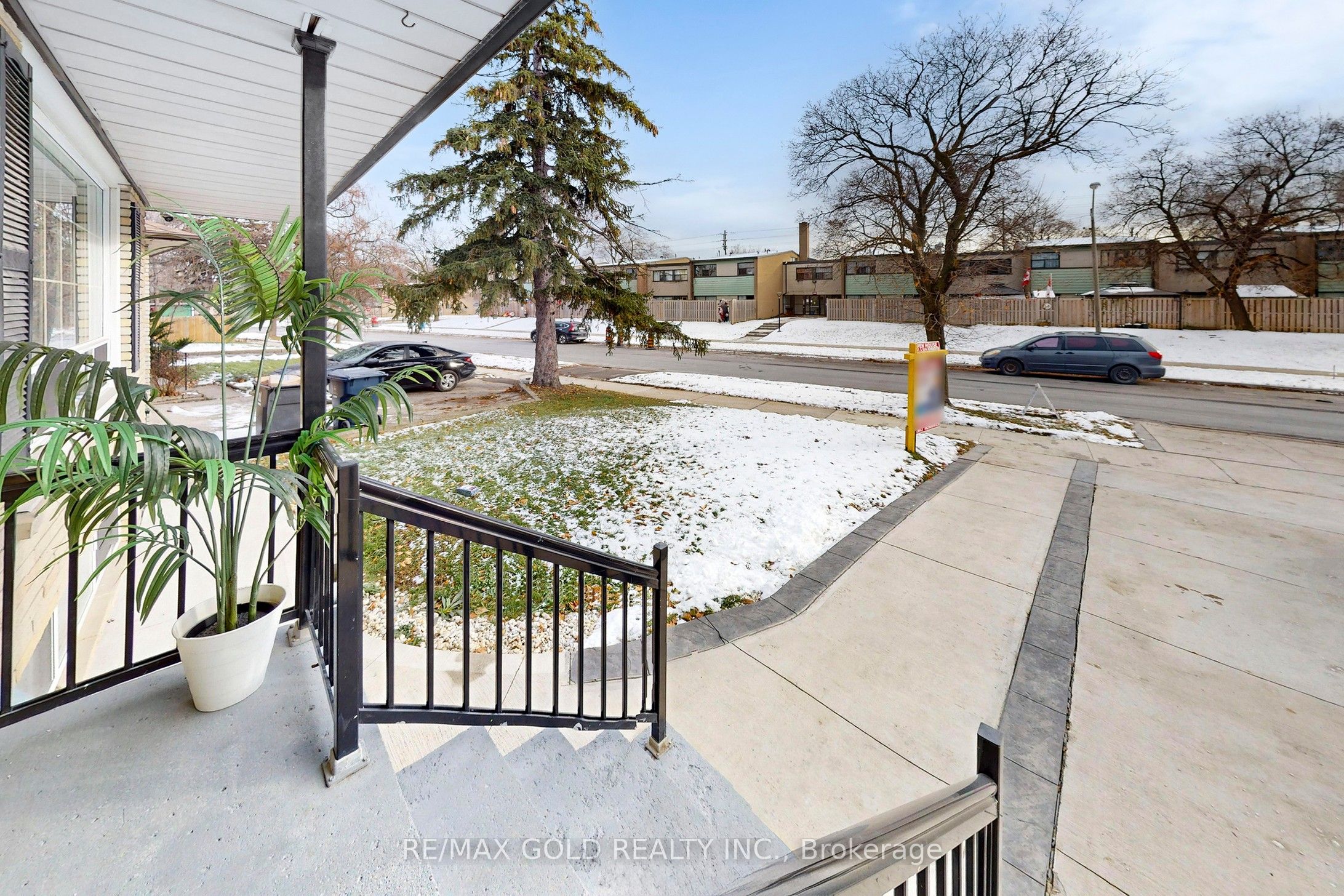 189 Kingsview Boulevard Property Photo 2