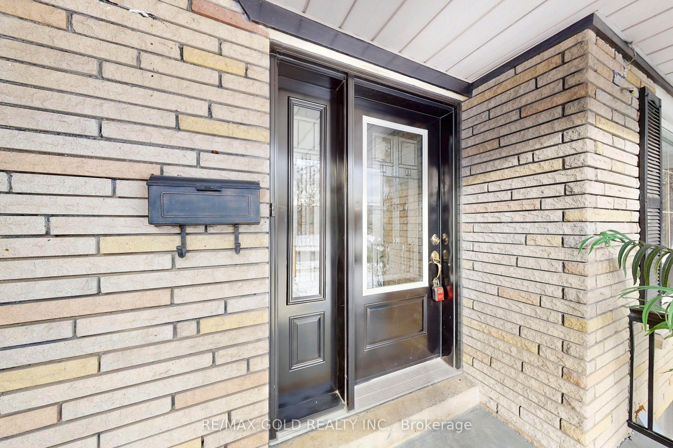 189 Kingsview Boulevard Property Photo 3