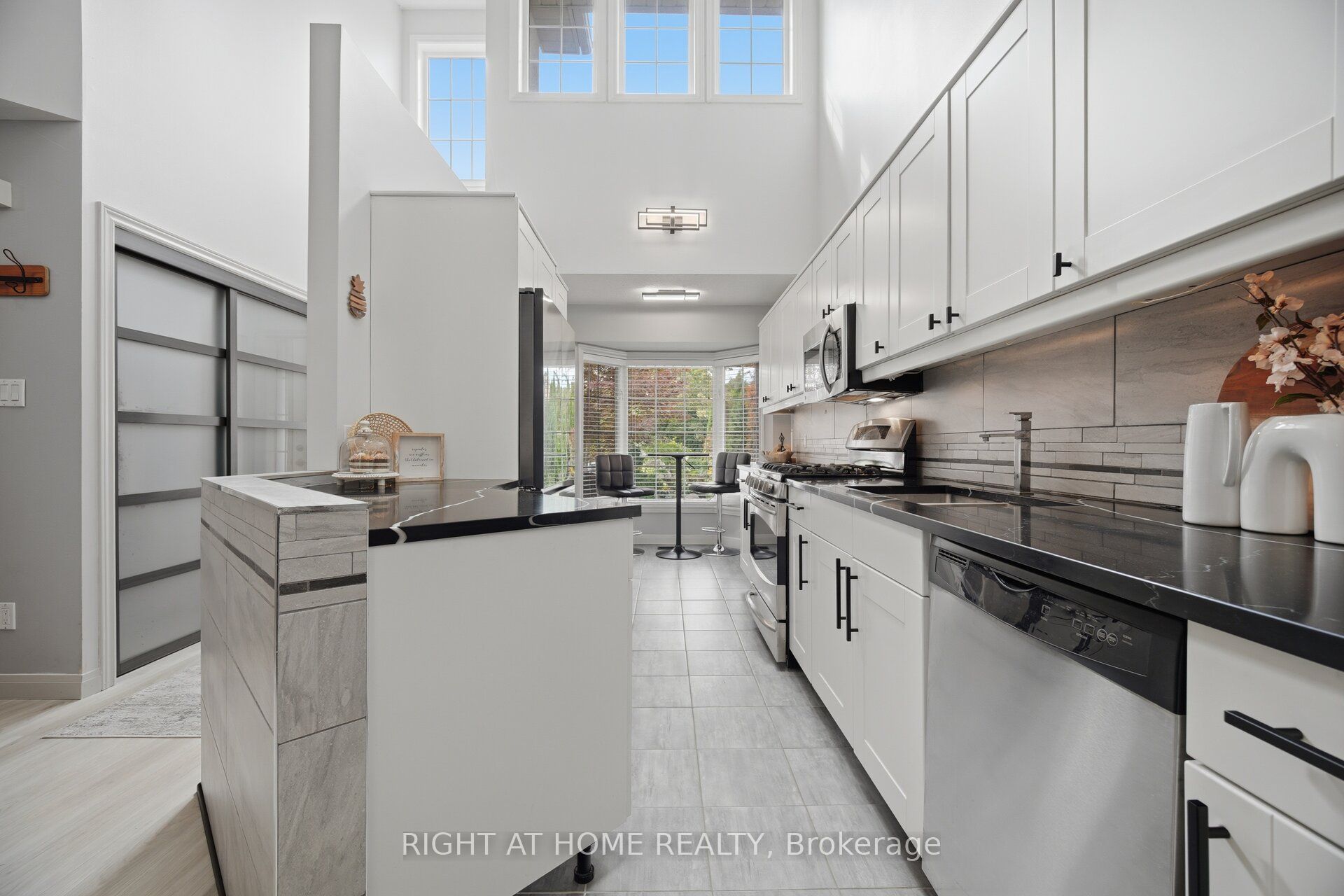 3064 Lakeshore Road W Property Photo 6