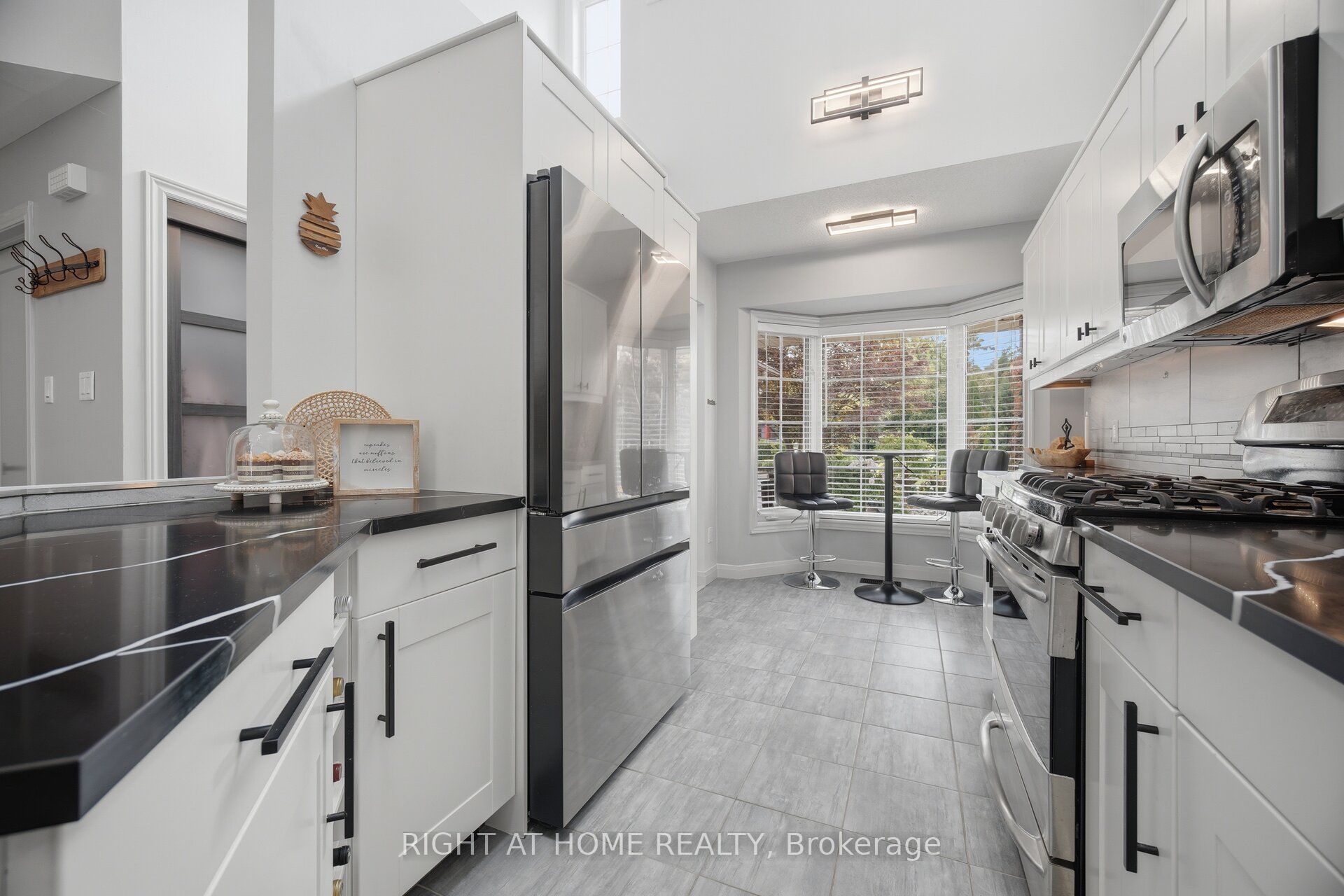 3064 Lakeshore Road W Property Photo 7
