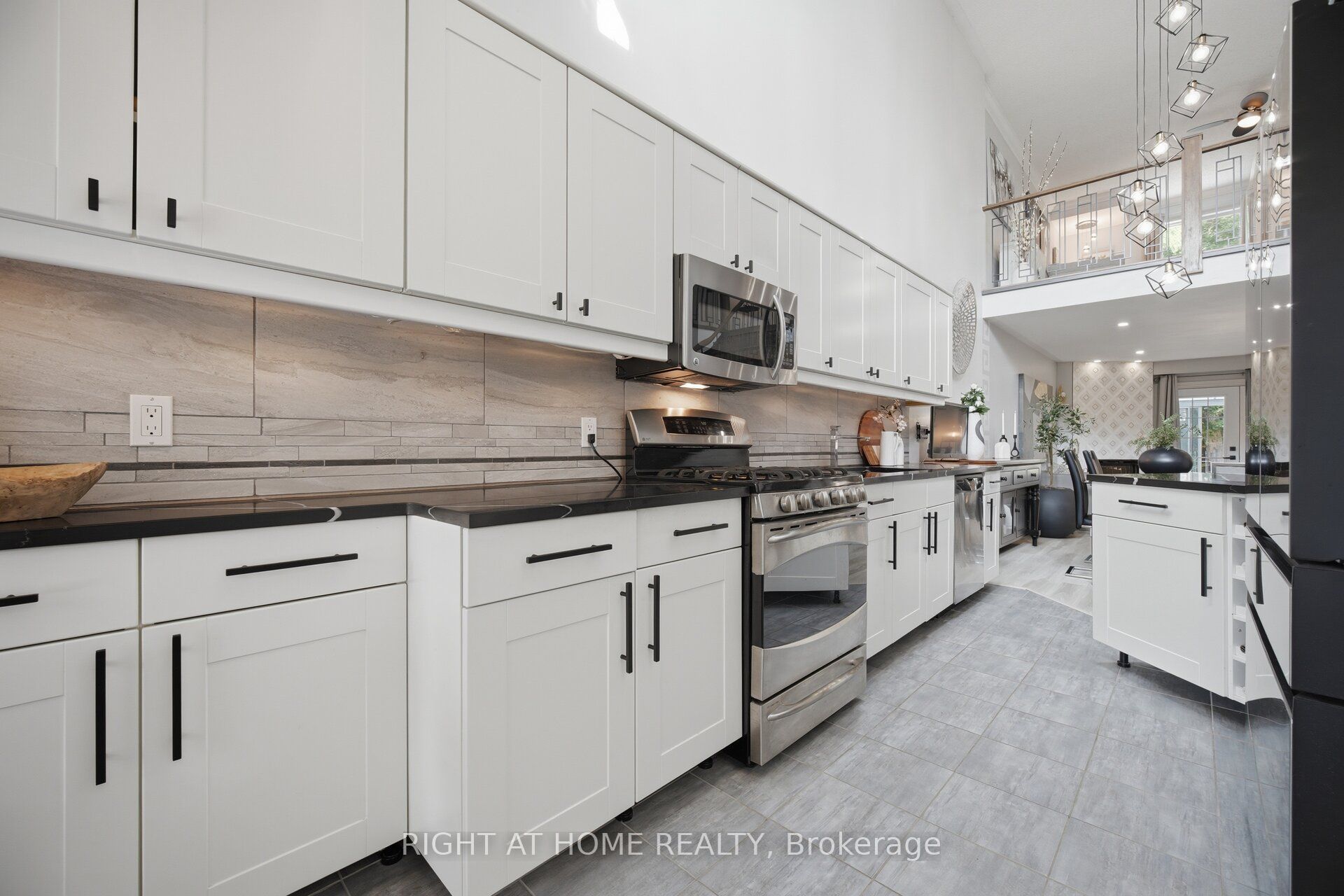 3064 Lakeshore Road W Property Photo 9