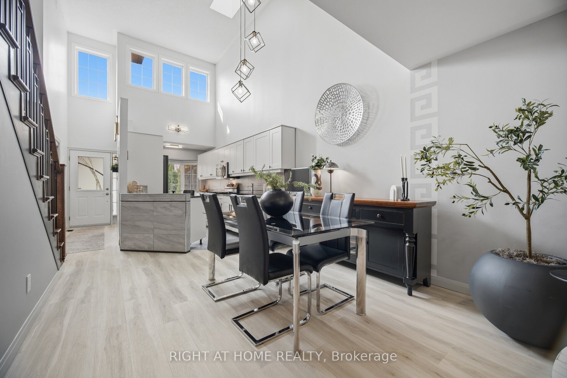 3064 Lakeshore Road W Property Photo 11