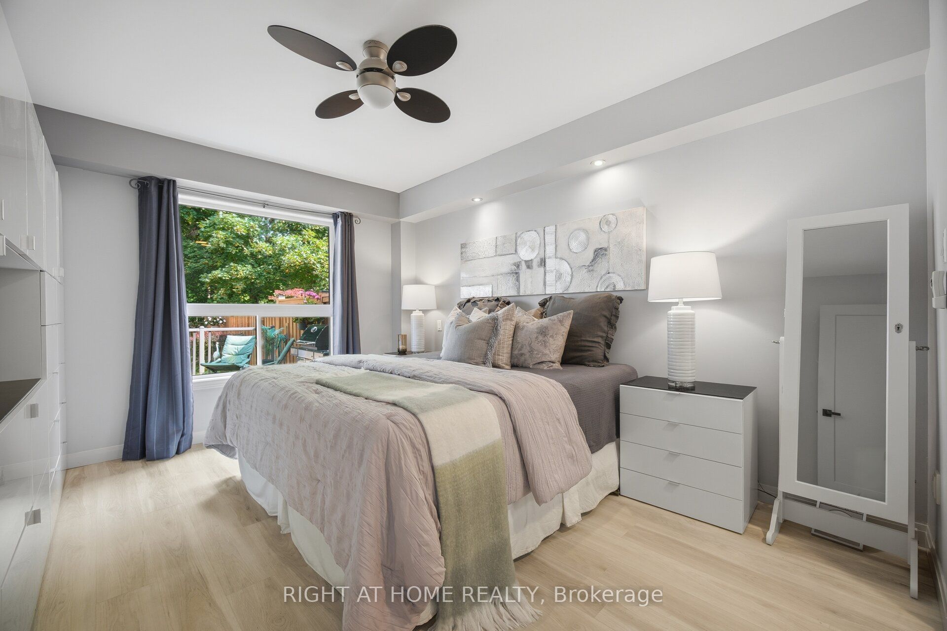 3064 Lakeshore Road W Property Photo 16