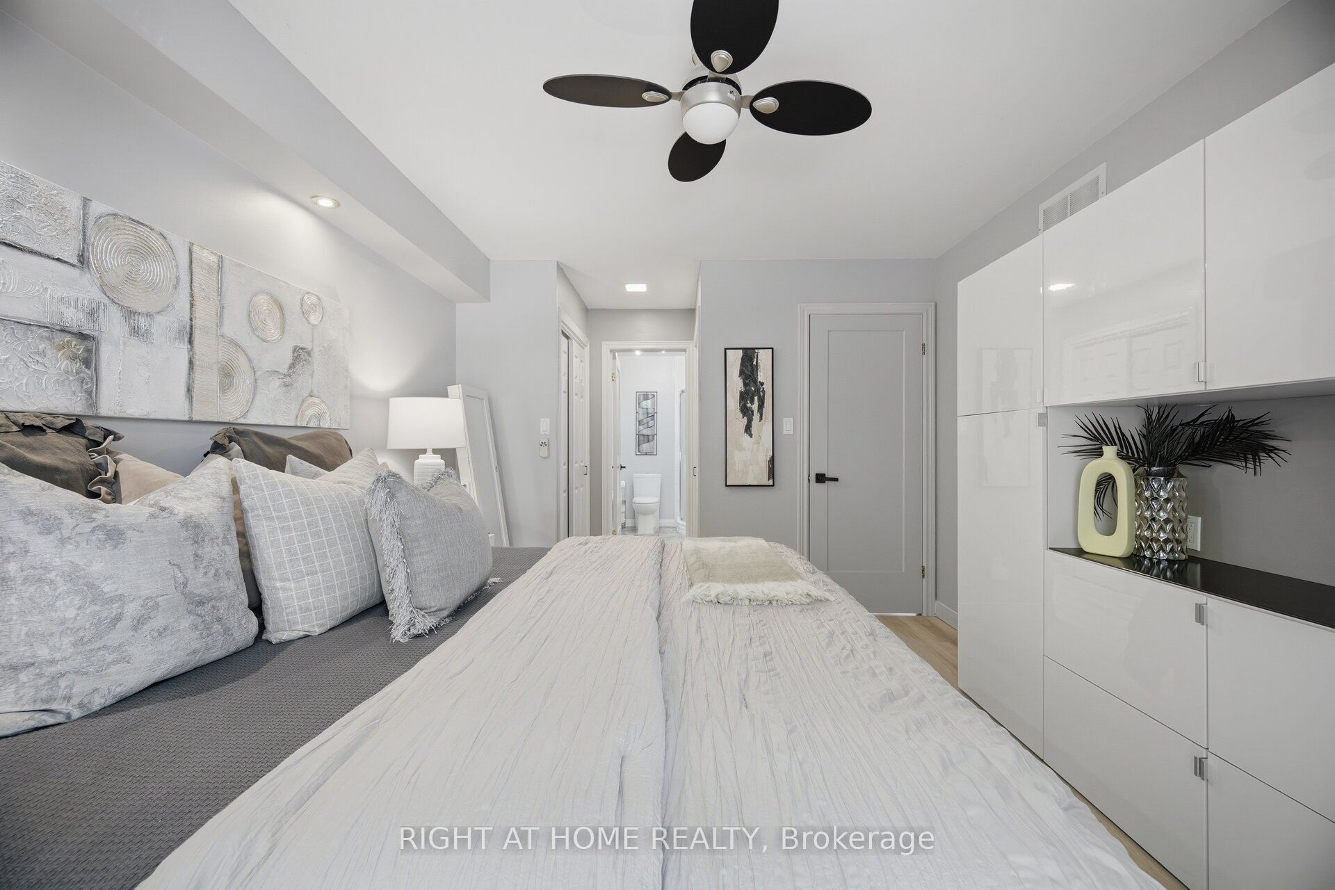 3064 Lakeshore Road W Property Photo 18
