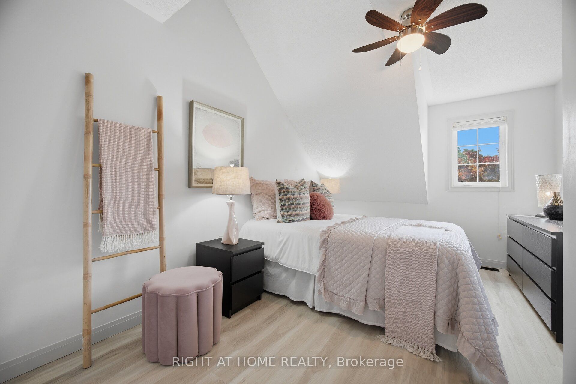 3064 Lakeshore Road W Property Photo 28
